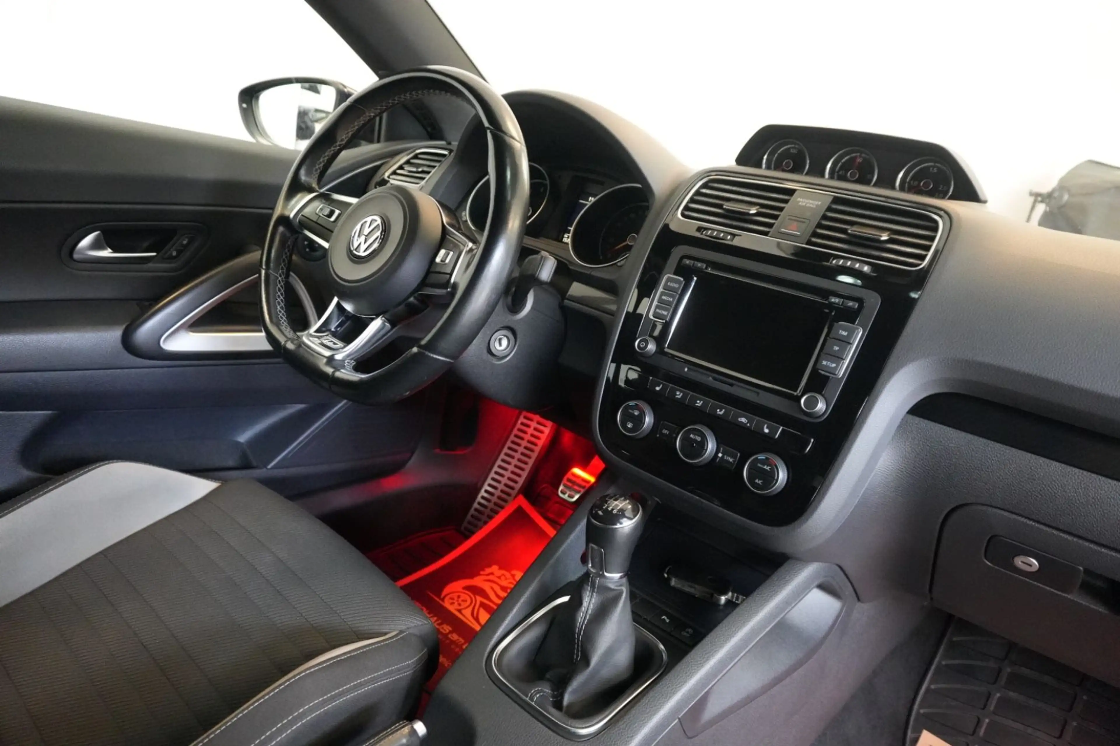 Volkswagen Scirocco 2.0 TSI BMT R-Line BiXenon PDC — photo 14