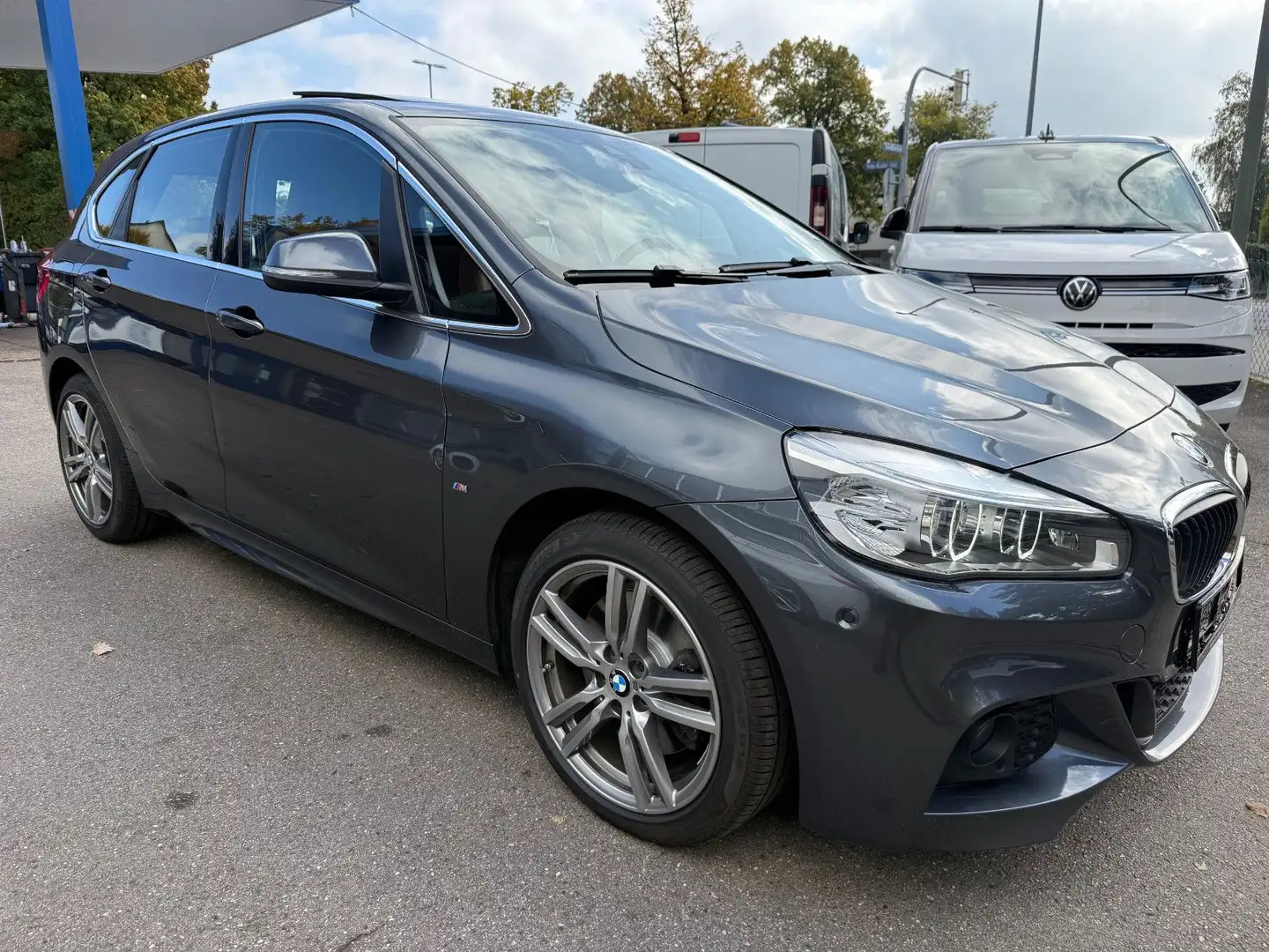 BMW 225 i xDrive Active Tourer M-Paket/Panorama/Leder Grau - 2