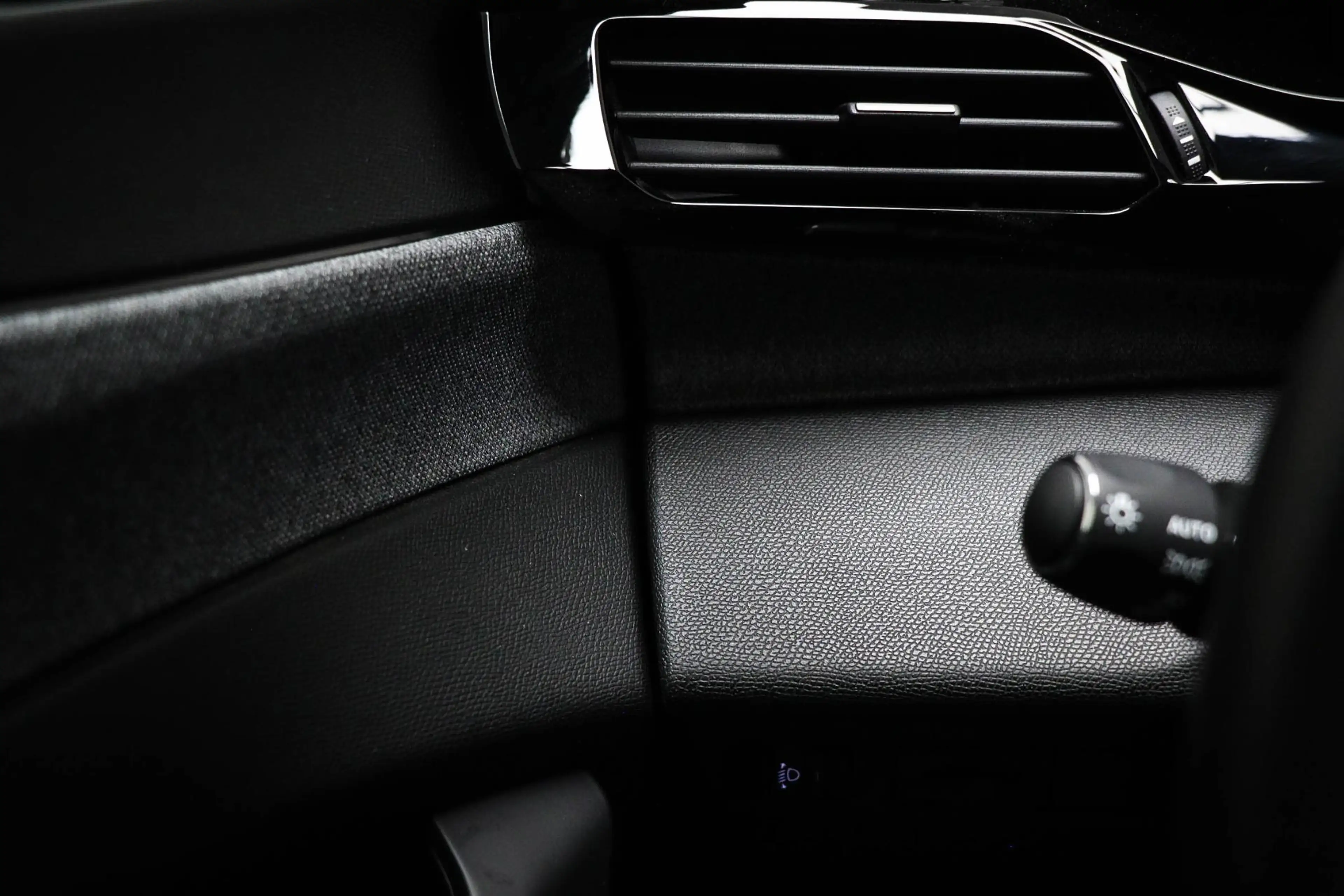 Peugeot 308 SW 1.2 Hybrid 136 e-DCS6 GT | LED | CLIMA | DAB | — photo 29