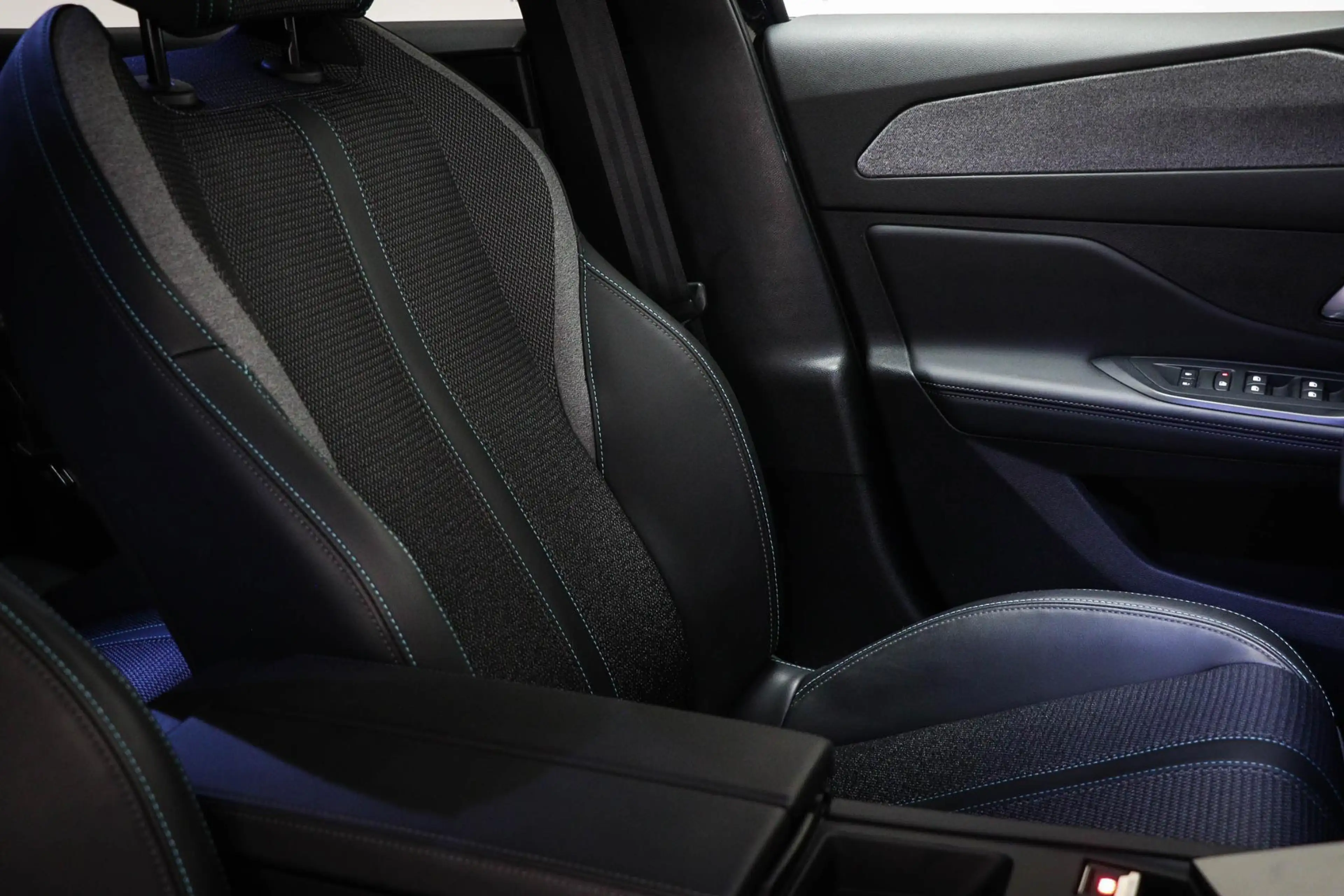 Peugeot 308 SW 1.2 Hybrid 136 e-DCS6 GT | LED | CLIMA | DAB | — photo 9