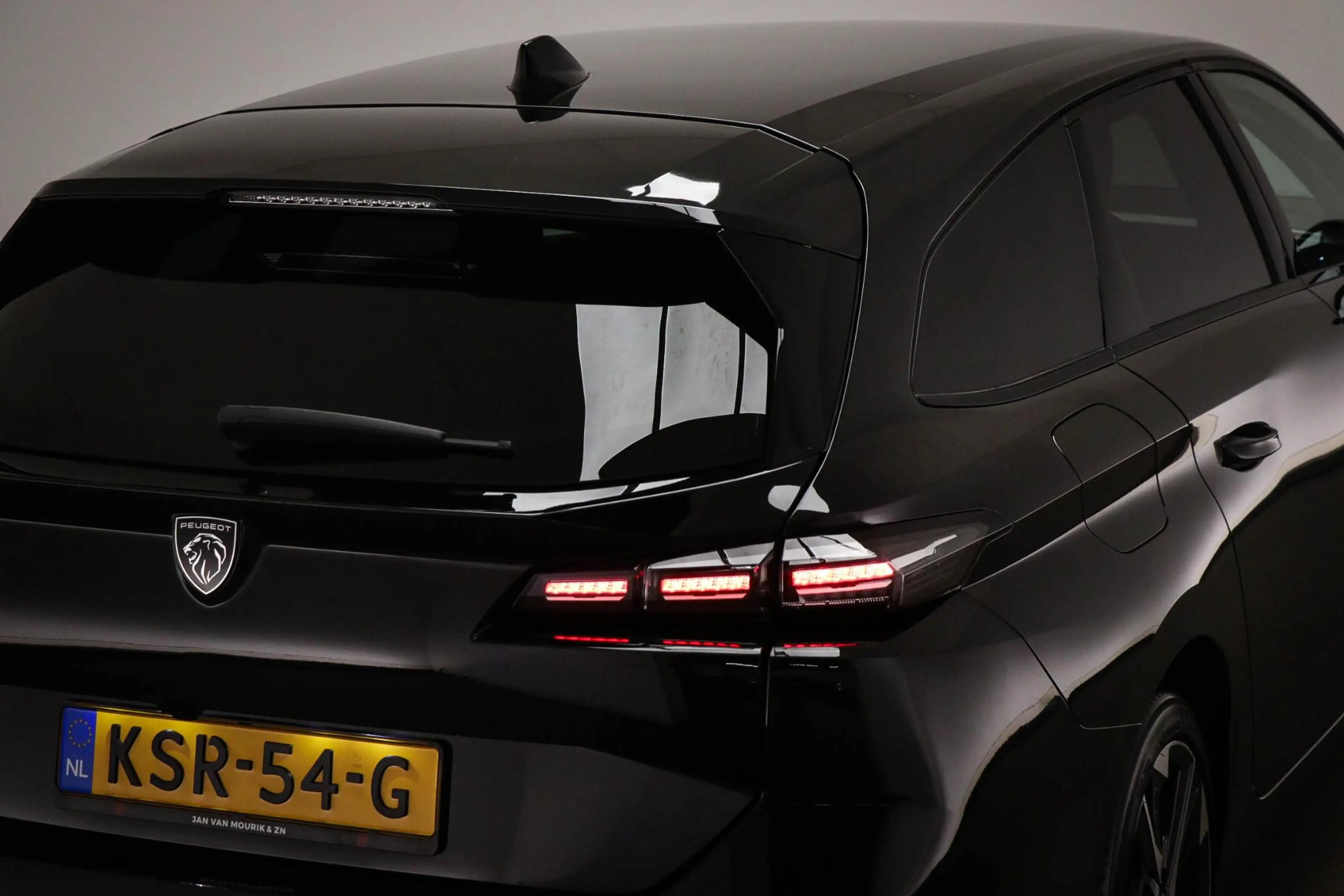 Peugeot 308 SW 1.2 Hybrid 136 e-DCS6 GT | LED | CLIMA | DAB | — photo 22