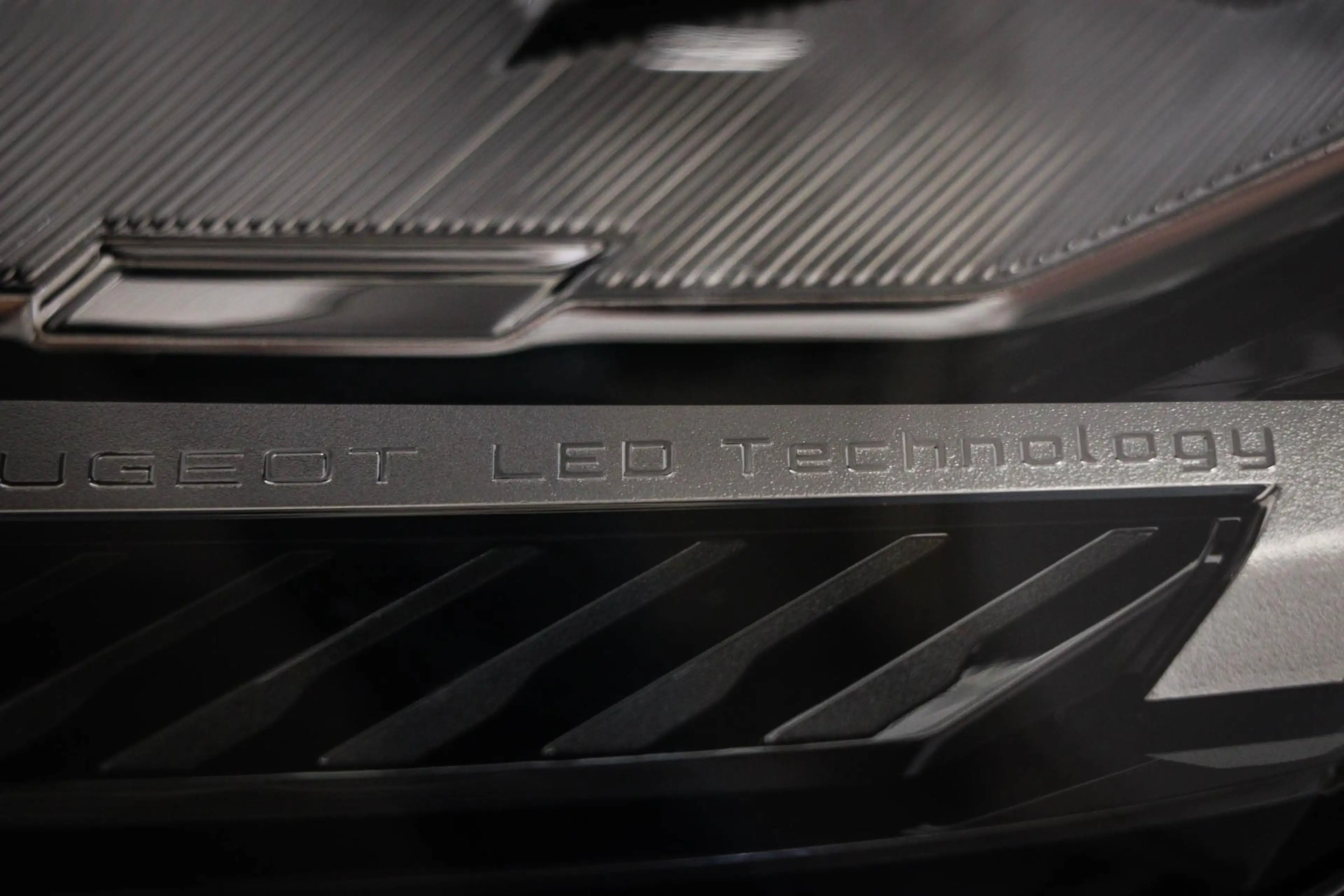 Peugeot 308 SW 1.2 Hybrid 136 e-DCS6 GT | LED | CLIMA | DAB | — photo 17
