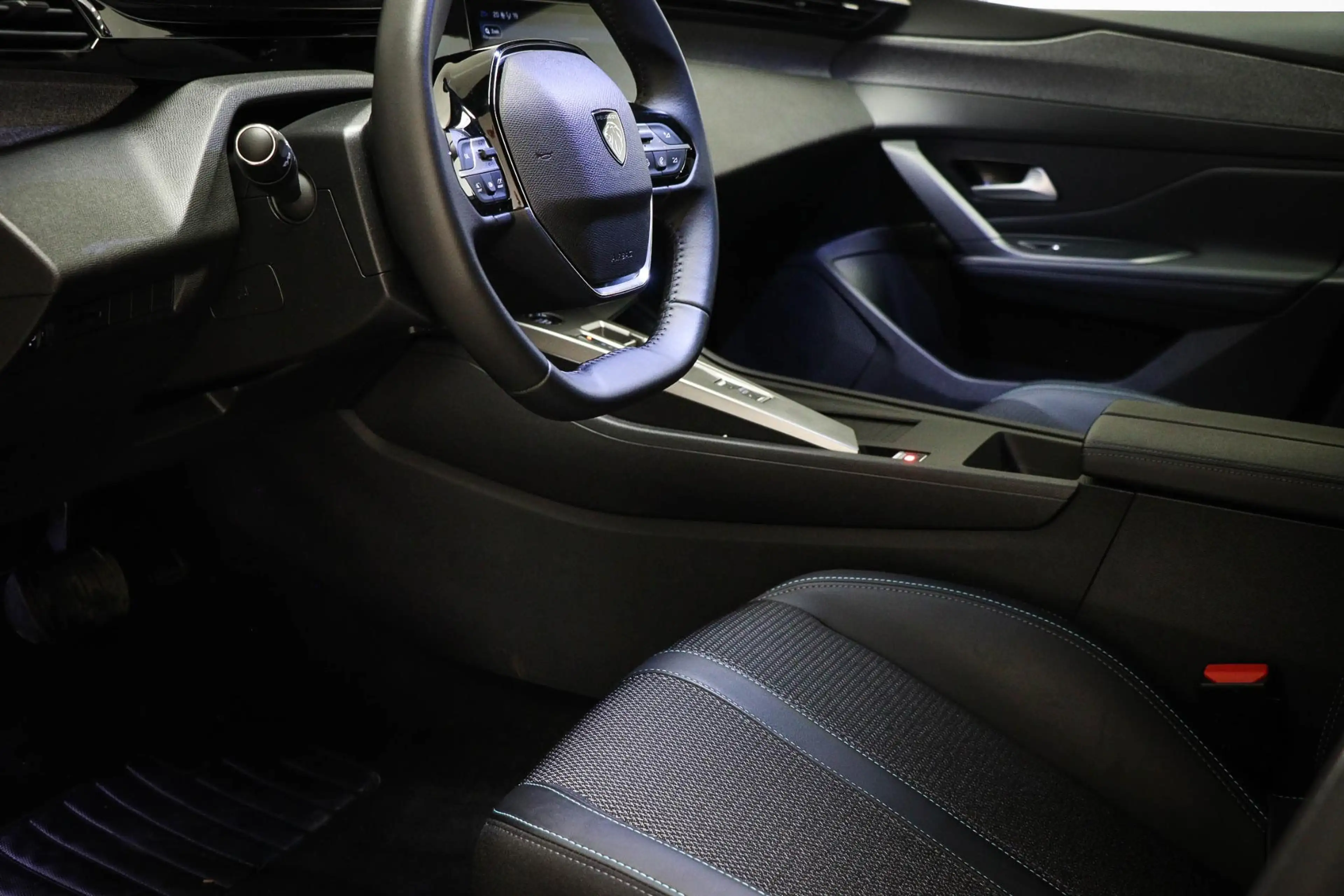 Peugeot 308 SW 1.2 Hybrid 136 e-DCS6 GT | LED | CLIMA | DAB | — photo 28