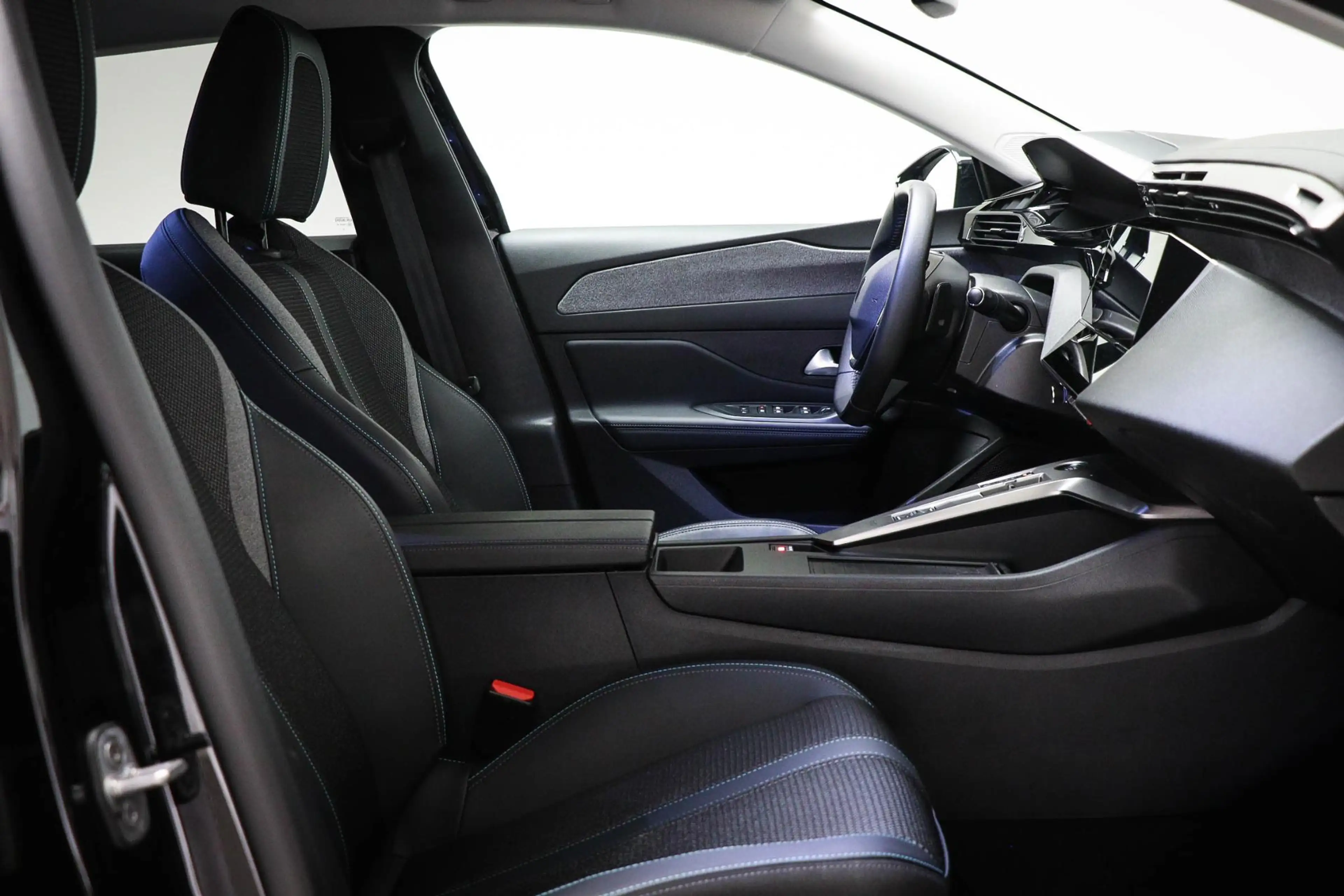 Peugeot 308 SW 1.2 Hybrid 136 e-DCS6 GT | LED | CLIMA | DAB | — photo 4