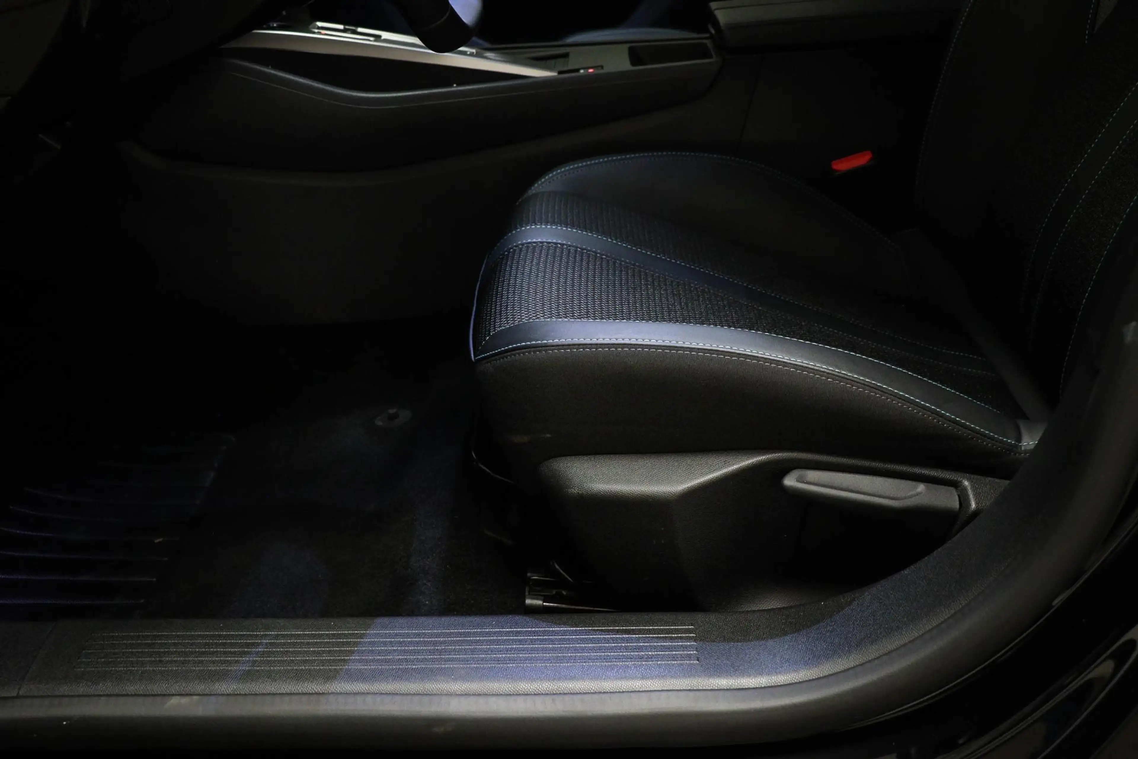 Peugeot 308 SW 1.2 Hybrid 136 e-DCS6 GT | LED | CLIMA | DAB | — photo 27
