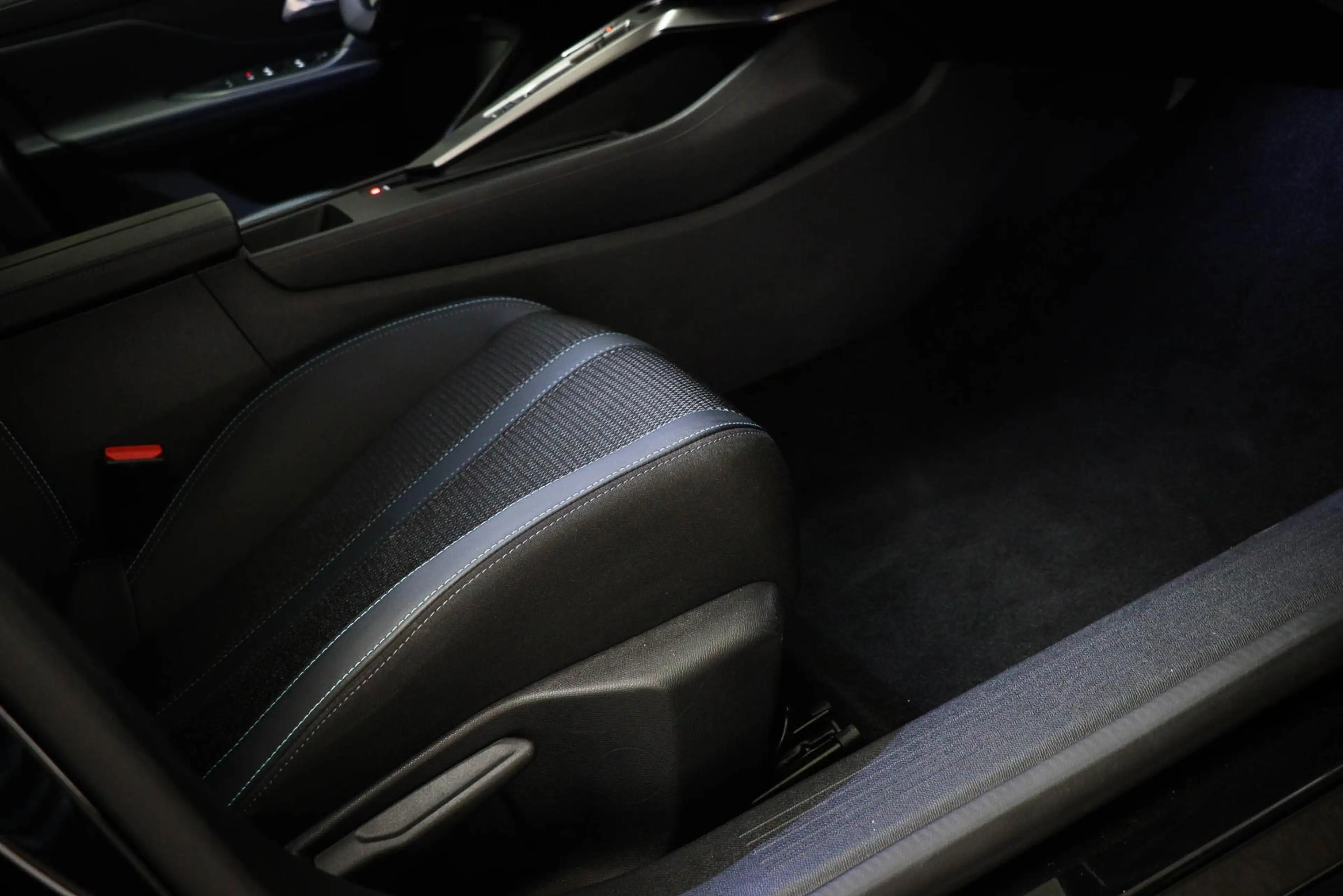 Peugeot 308 SW 1.2 Hybrid 136 e-DCS6 GT | LED | CLIMA | DAB | — photo 10
