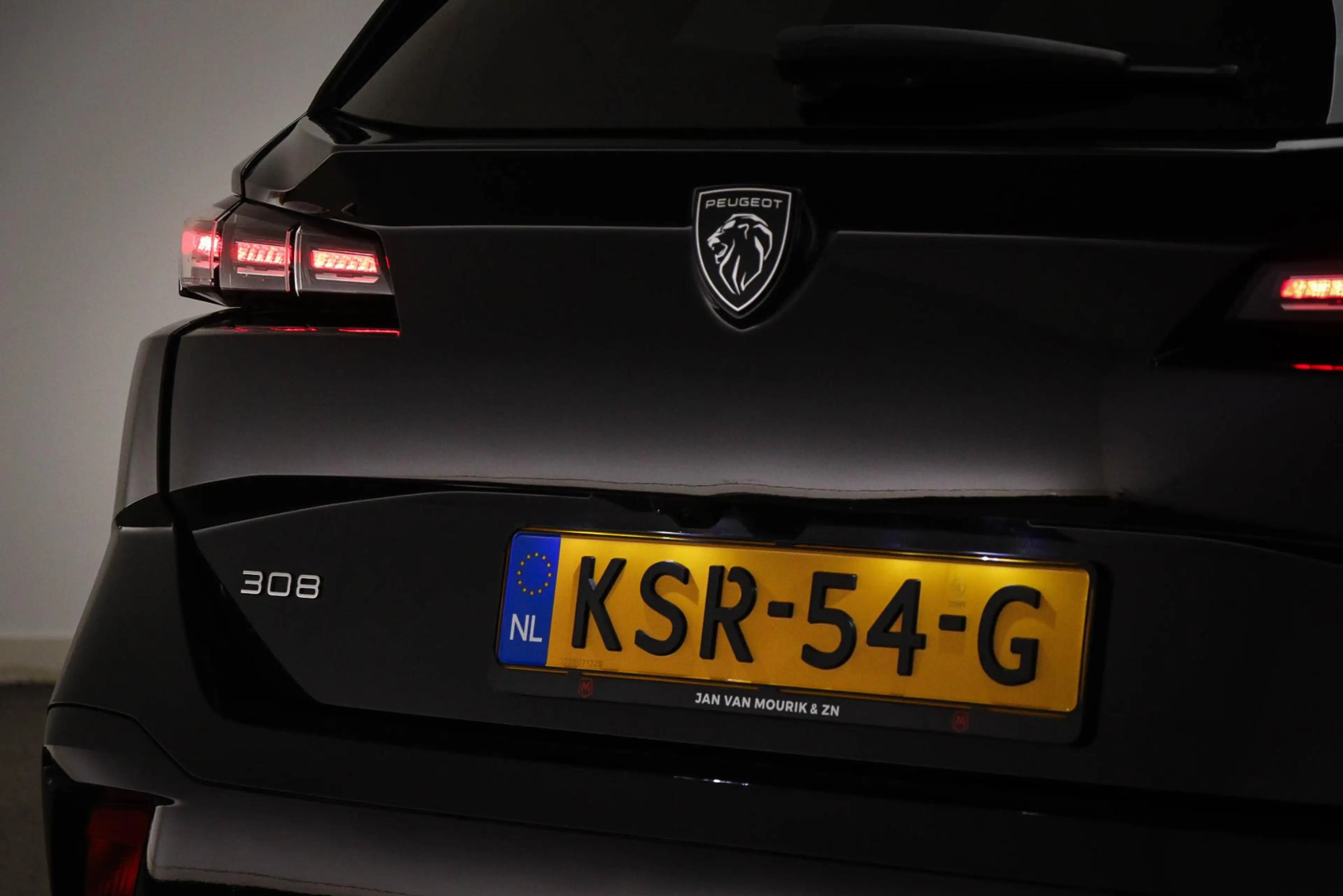 Peugeot 308 SW 1.2 Hybrid 136 e-DCS6 GT | LED | CLIMA | DAB | — photo 23