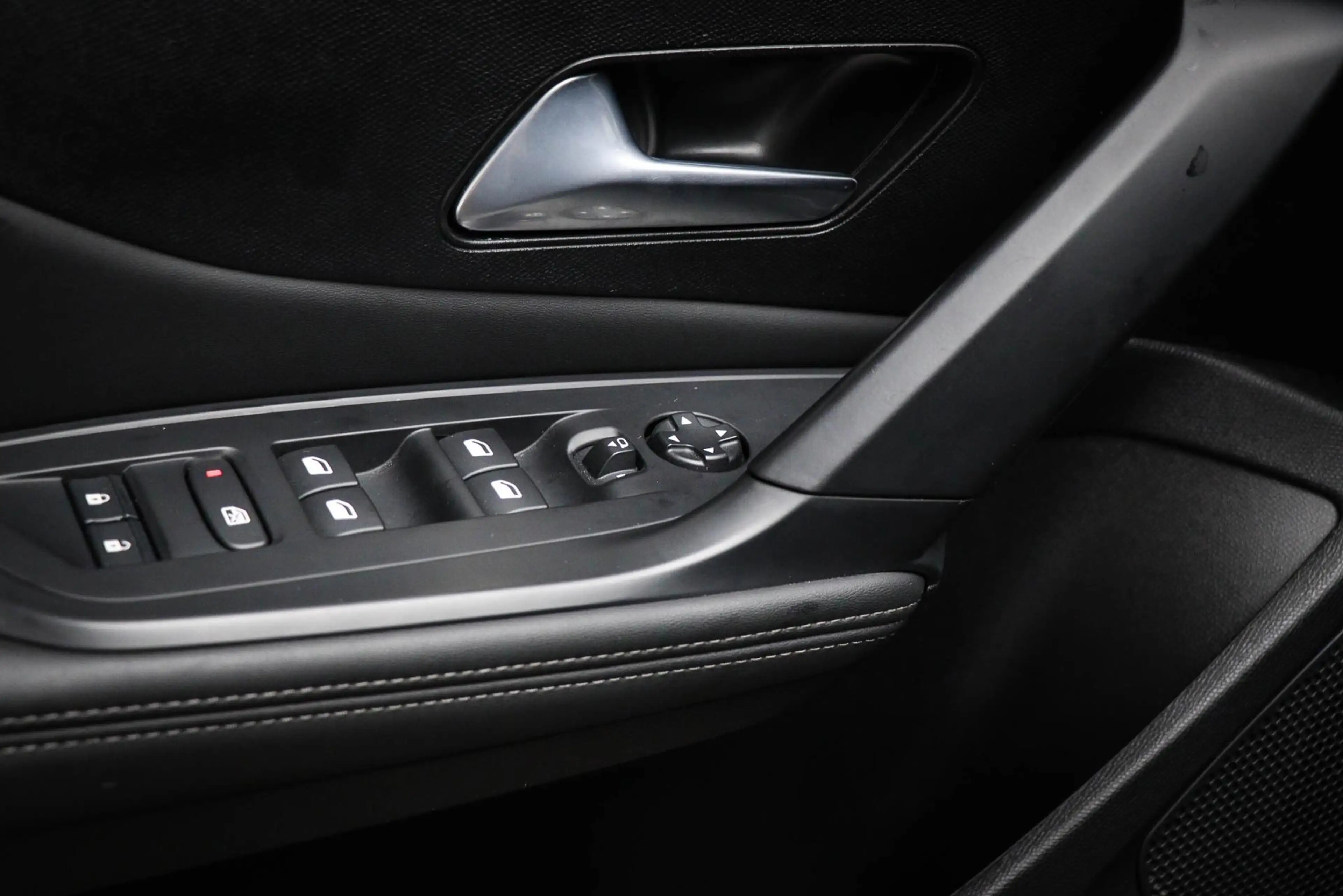 Peugeot 308 SW 1.2 Hybrid 136 e-DCS6 GT | LED | CLIMA | DAB | — photo 26