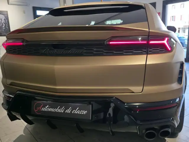 Lamborghini Urus view 9