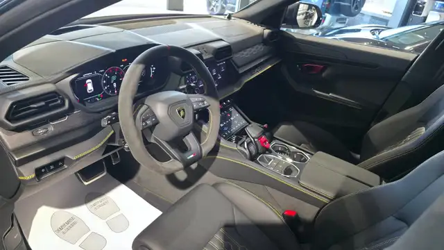 Lamborghini Urus view 12