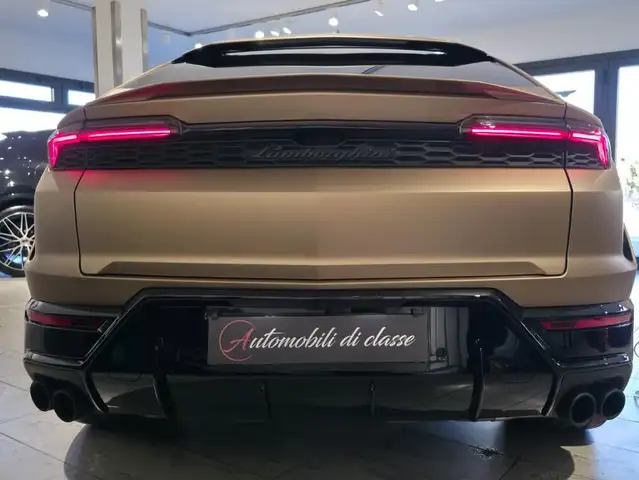 Lamborghini Urus view 6
