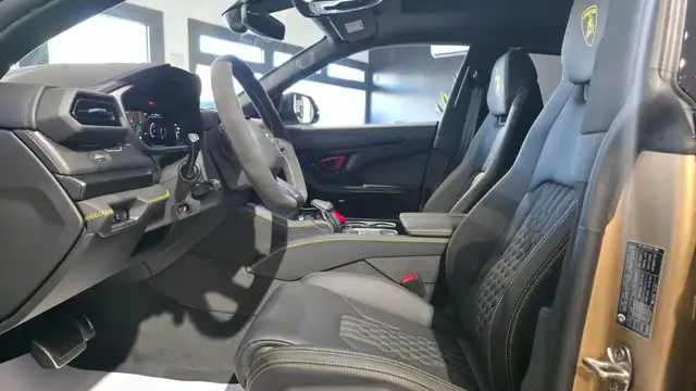Lamborghini Urus view 13