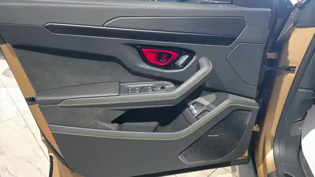 Lamborghini Urus view 16