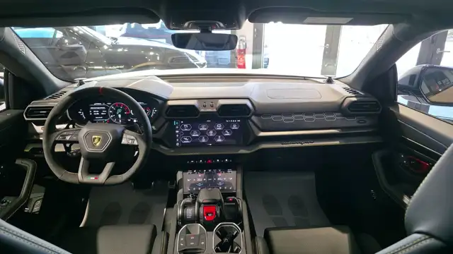 Lamborghini Urus view 11