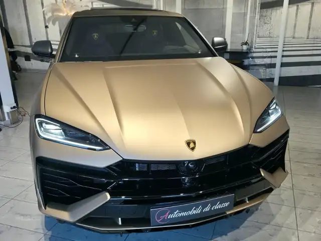 Lamborghini Urus view 3