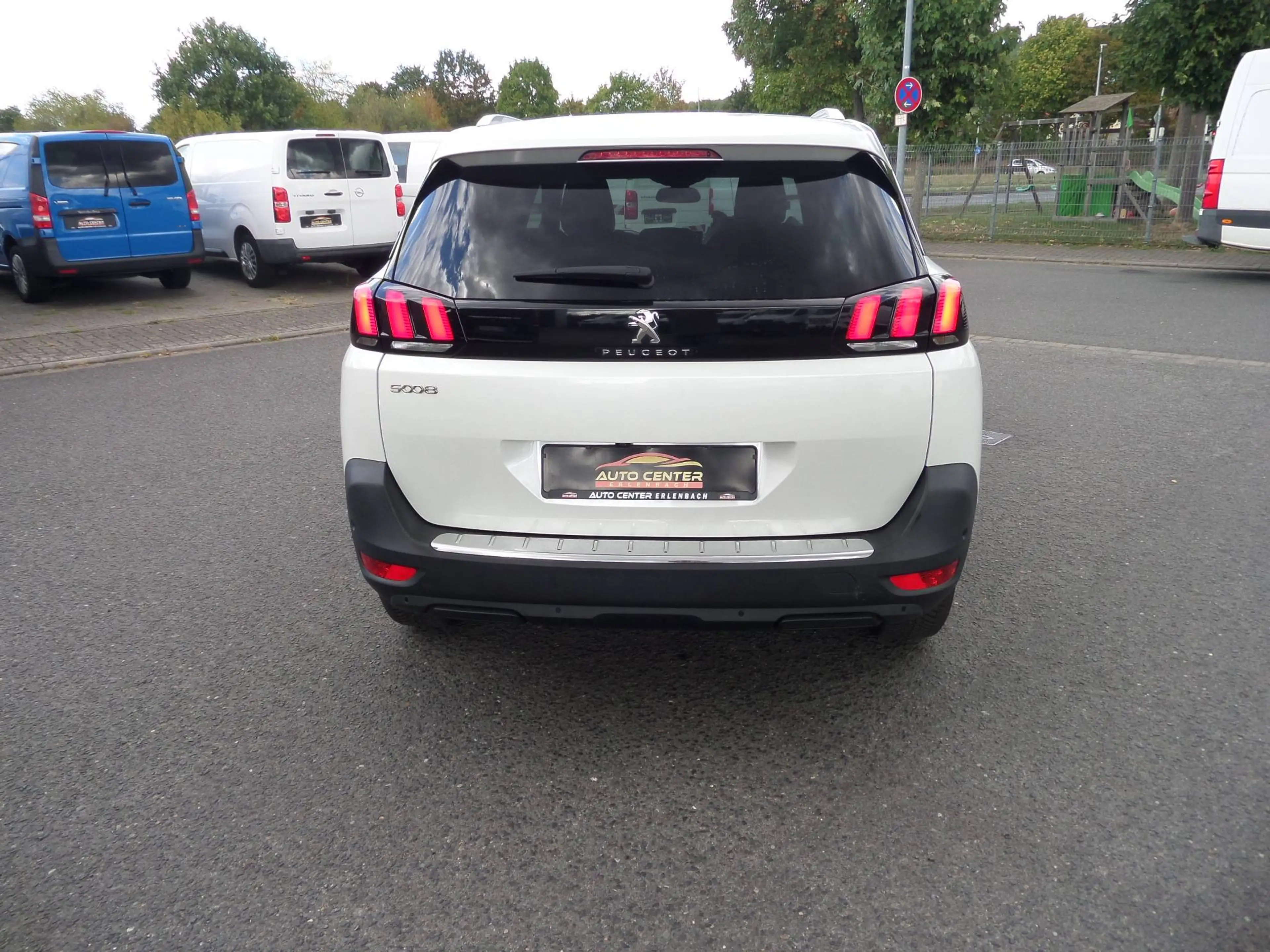 Peugeot 5008 1.5 BlueHDI+Autom+7xT-Leder+Navi+LED+Cam+Totw.+SpurA.+1.Hand+metallic weiss — photo 4