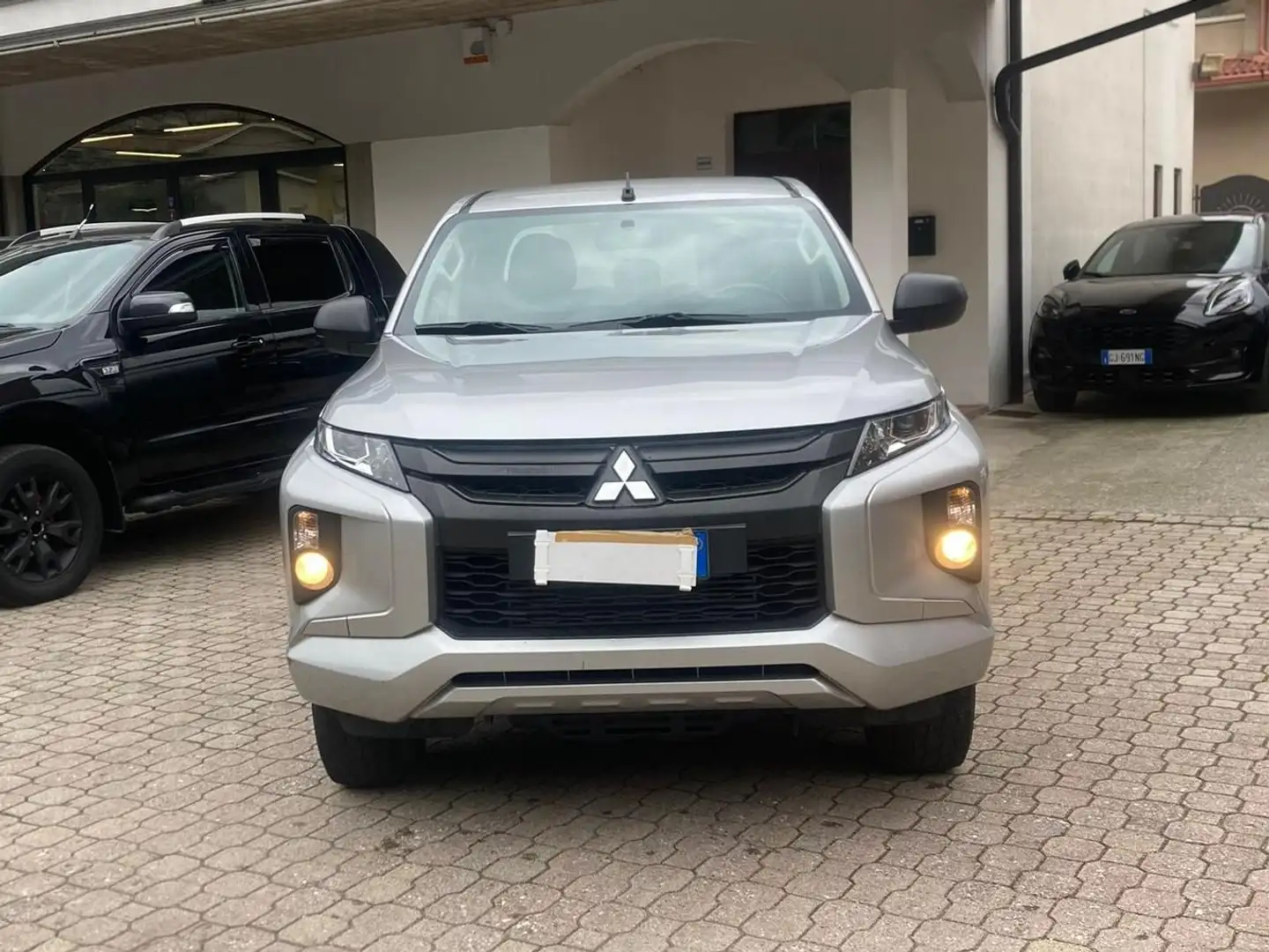 Mitsubishi L200 L200 Cab VI 19 d.cab 2.3d Invite Connect 4wd 150cv Argento - 1