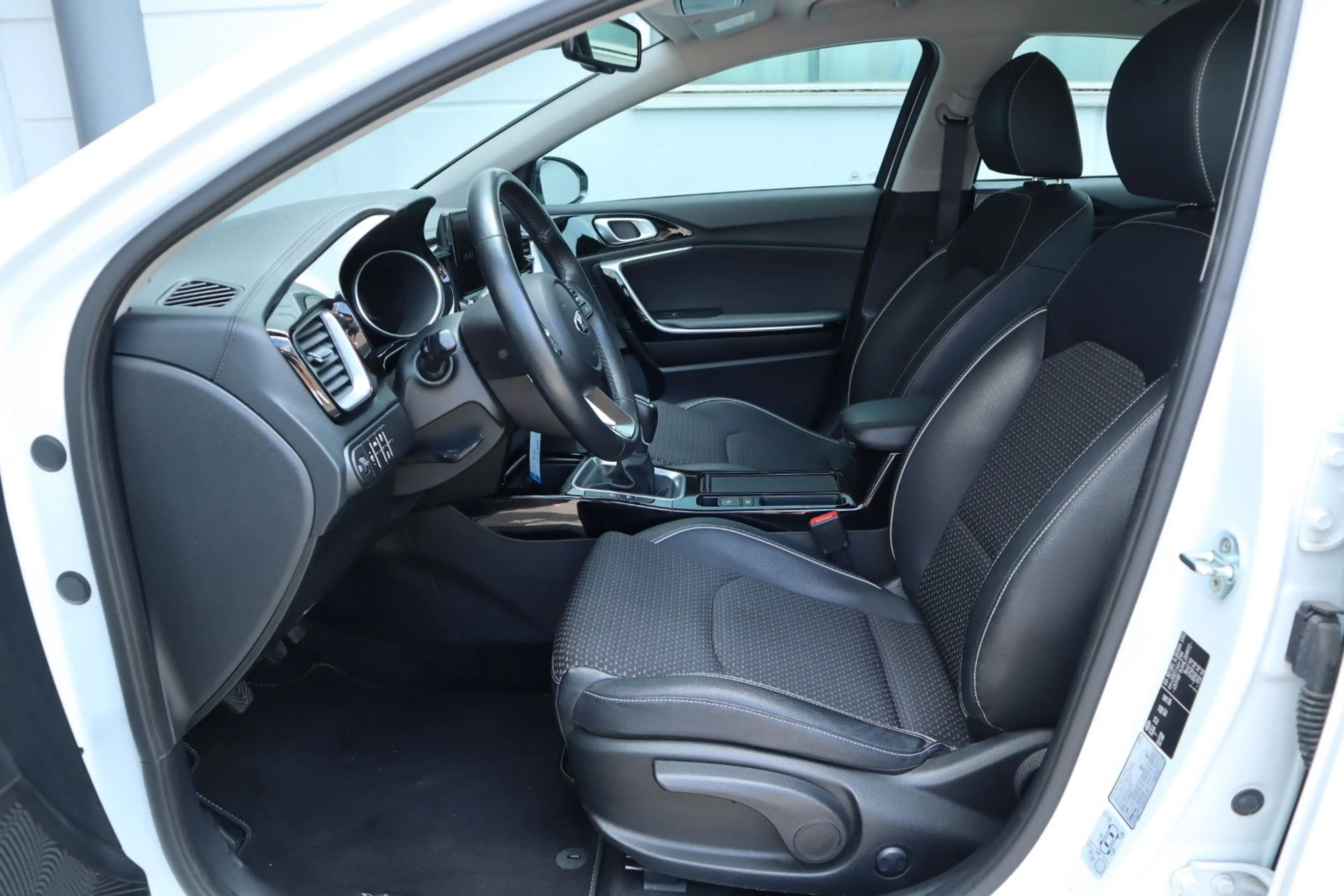 Kia XCeed Vision 1.5 T-GDI /KAMERA/NAVI/SHZ/LRHZ/ — photo 14