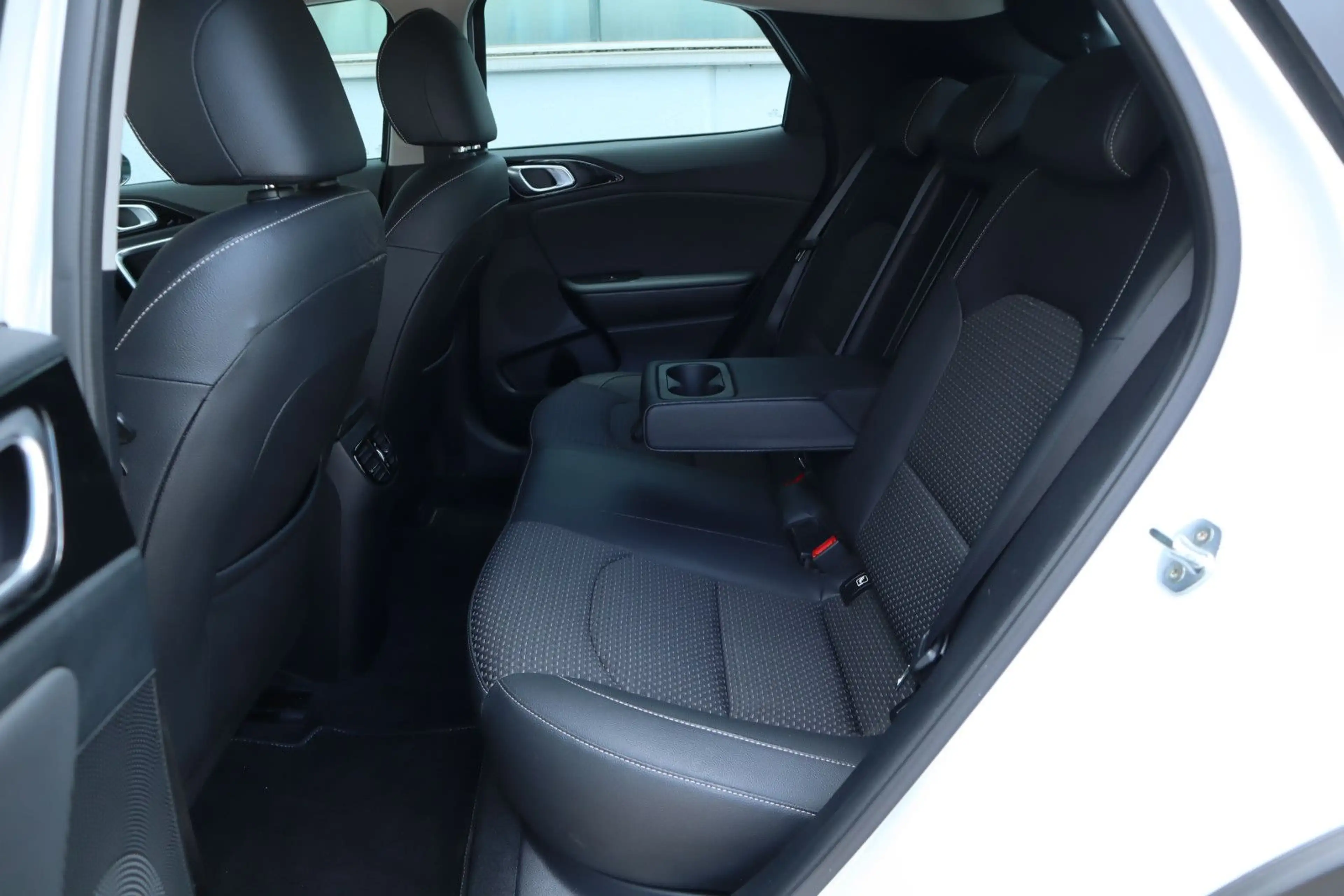 Kia XCeed Vision 1.5 T-GDI /KAMERA/NAVI/SHZ/LRHZ/ — photo 15