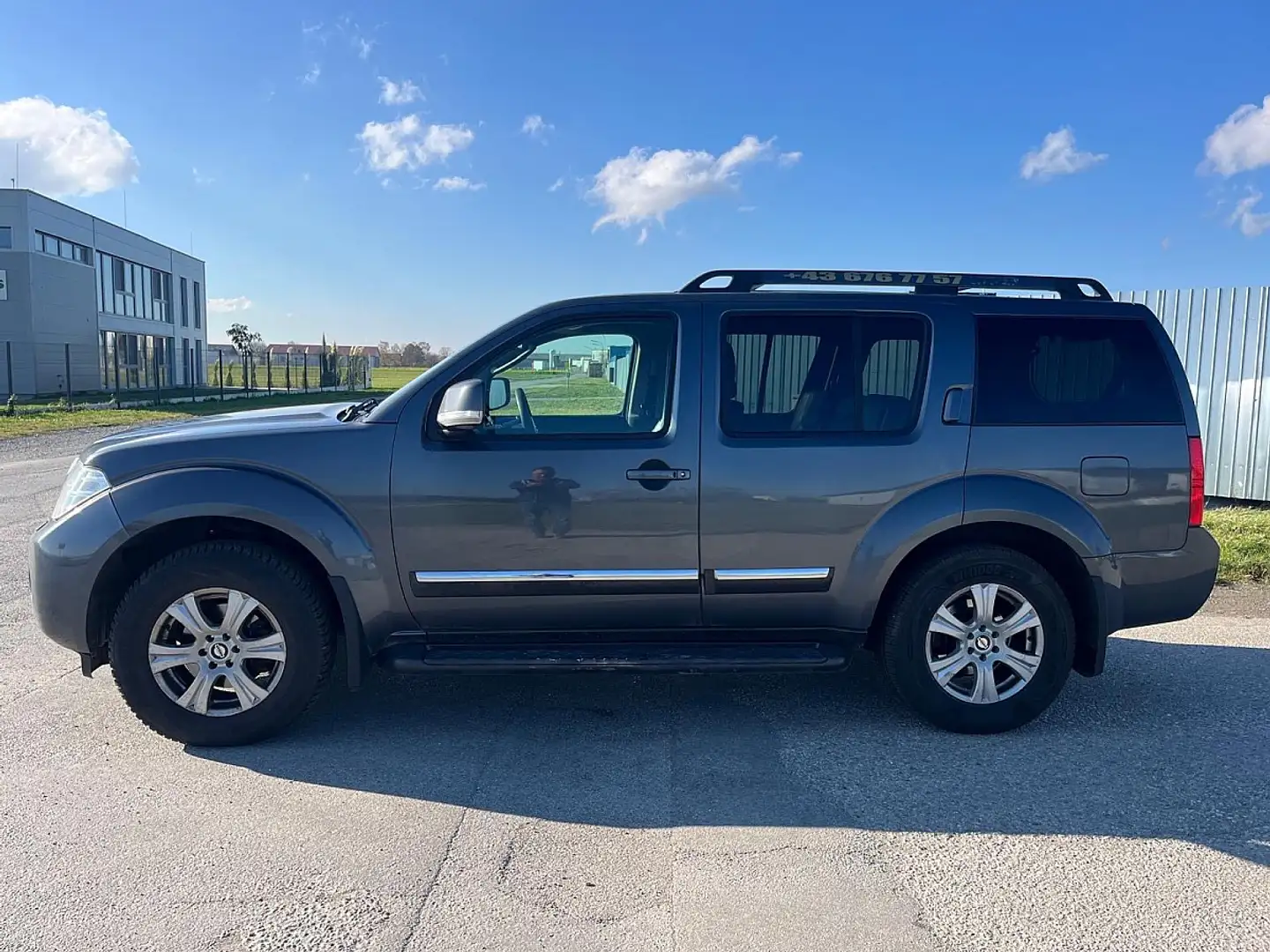 Nissan Pathfinder 3,0 dCi LE Aut./7 Sitzer/Top Ausstattung Grijs - 2