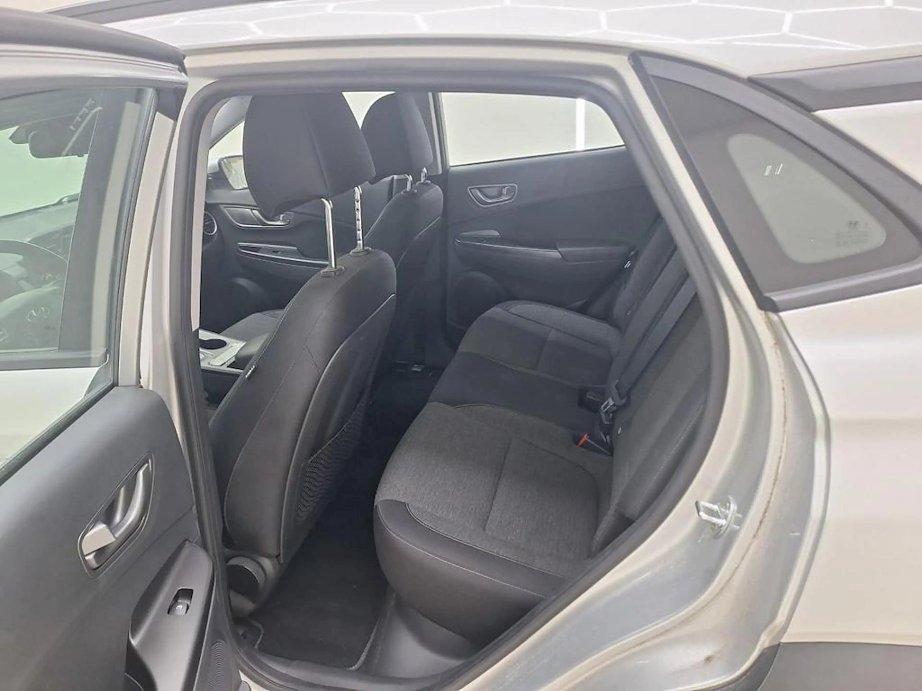 Hyundai KONA EV Comfort 64 kWh SOH 98,9 % | 3 Fase laden | Park — photo 4