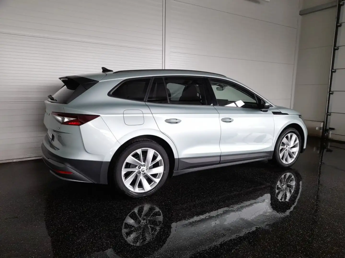 Skoda Enyaq 60 IV "LODGE & SPORT" 62 kWh *SKY / 20 ZOLL / DCC / NAVI / MEMORY SPORTSITZE / ACC / E-KLAPPE / KEYLESS* Silber - 2