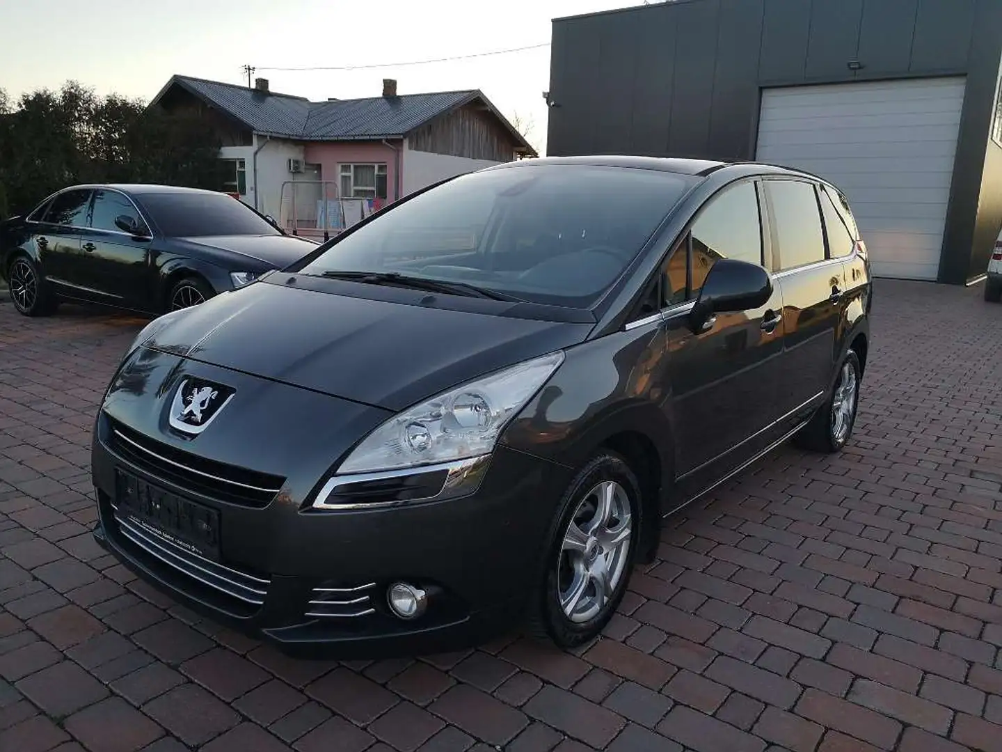 Peugeot 5008 5008 1,6 HDI 115 FAP Professional Line Professional Line Grau - 2