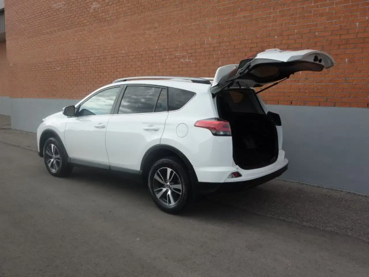 Toyota RAV 4 снимка Toyota RAV 4