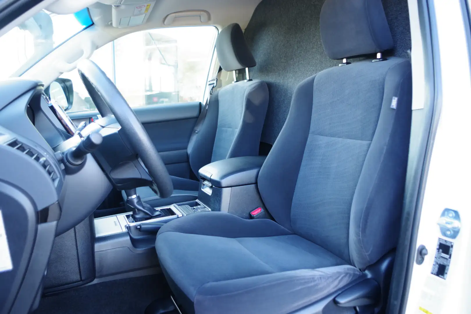 Toyota Land Cruiser 2.8 D-4D-F Automaat Comfort Window Van, Trekhaak, Wit - 2