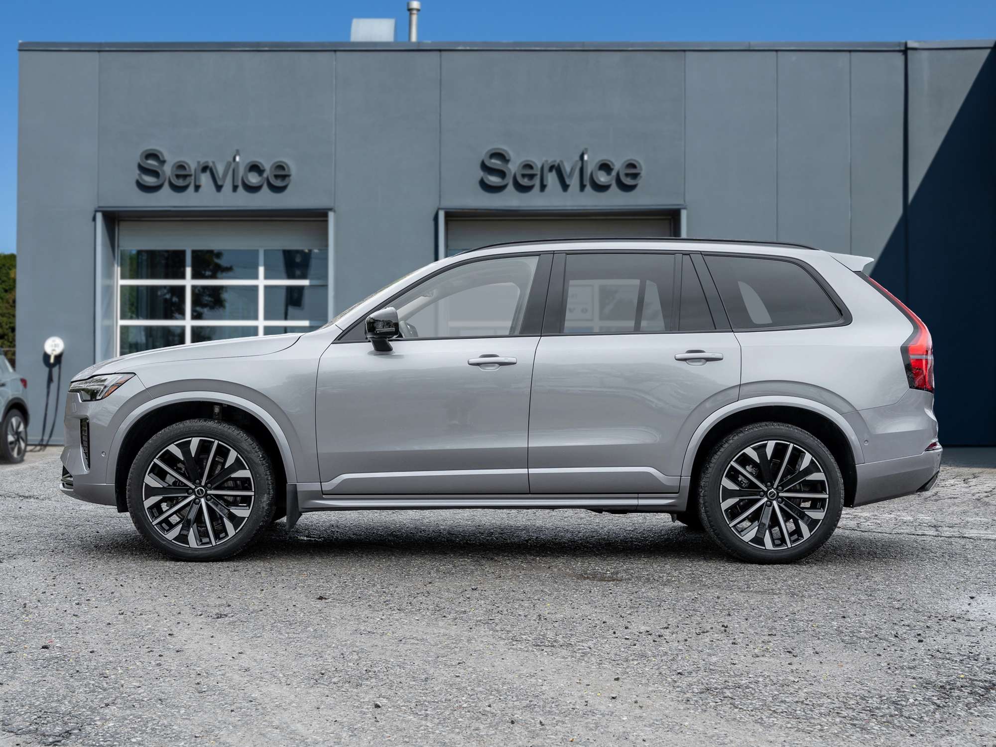 2026 Volvo XC90 B6 AWD PLUS Dark Theme |SUPER LOW MILEAGE alt 4