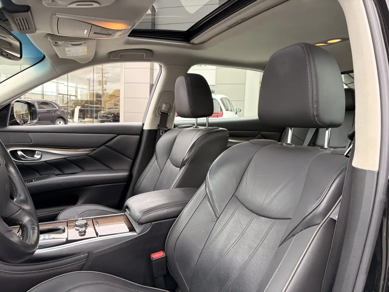 Infiniti Q70 снимка Infiniti Q70