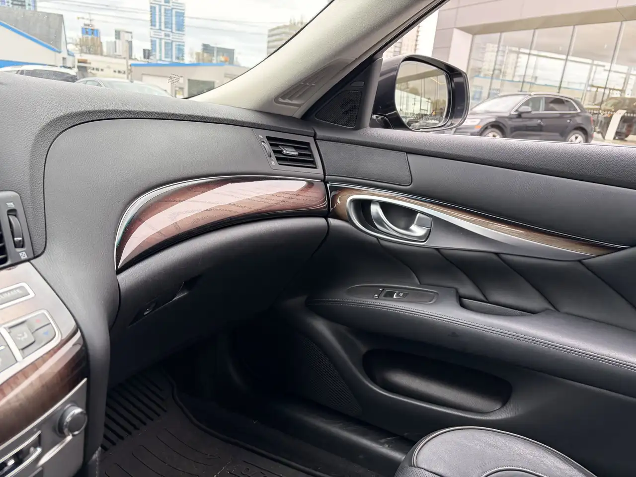 Infiniti Q70 снимка Infiniti Q70