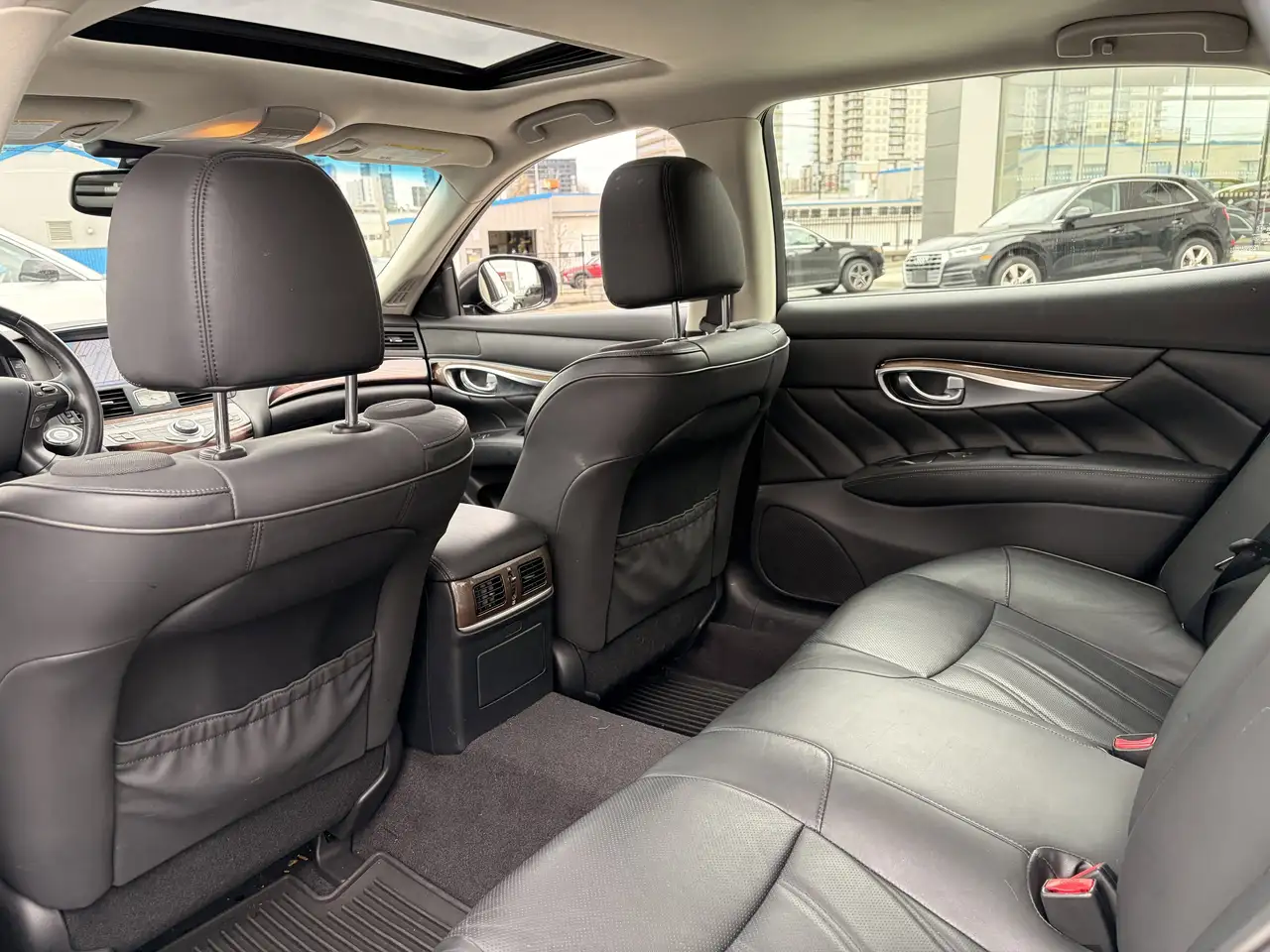 Infiniti Q70 снимка Infiniti Q70