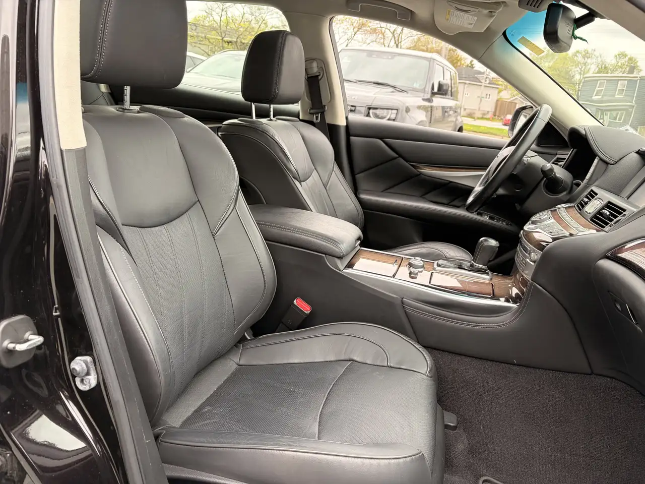 Infiniti Q70 снимка Infiniti Q70
