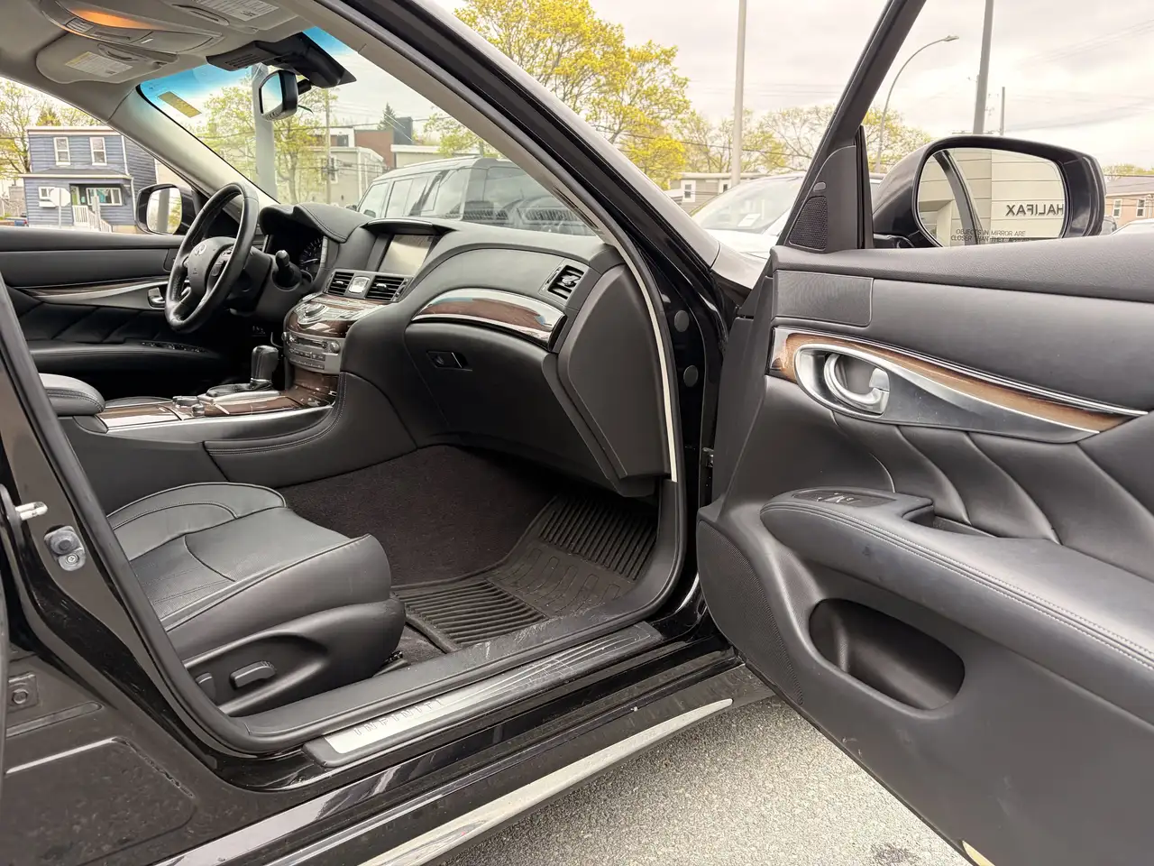 Infiniti Q70 снимка Infiniti Q70