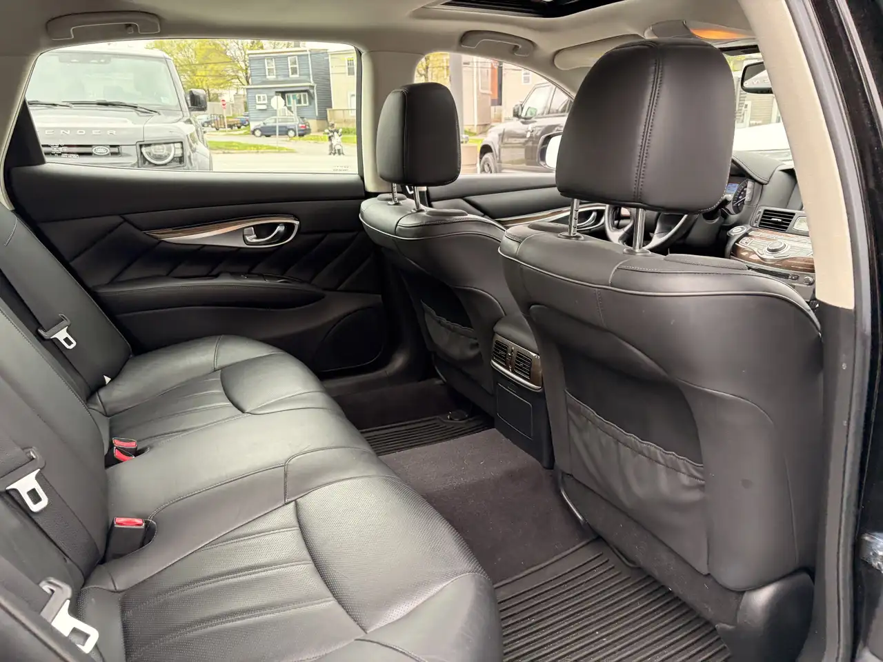Infiniti Q70 снимка Infiniti Q70