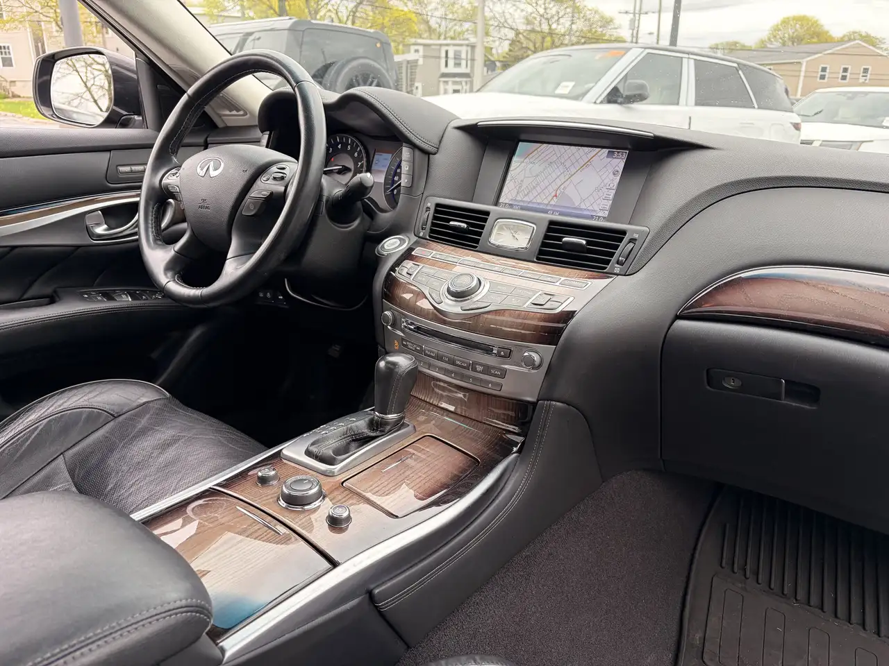 Infiniti Q70 снимка Infiniti Q70