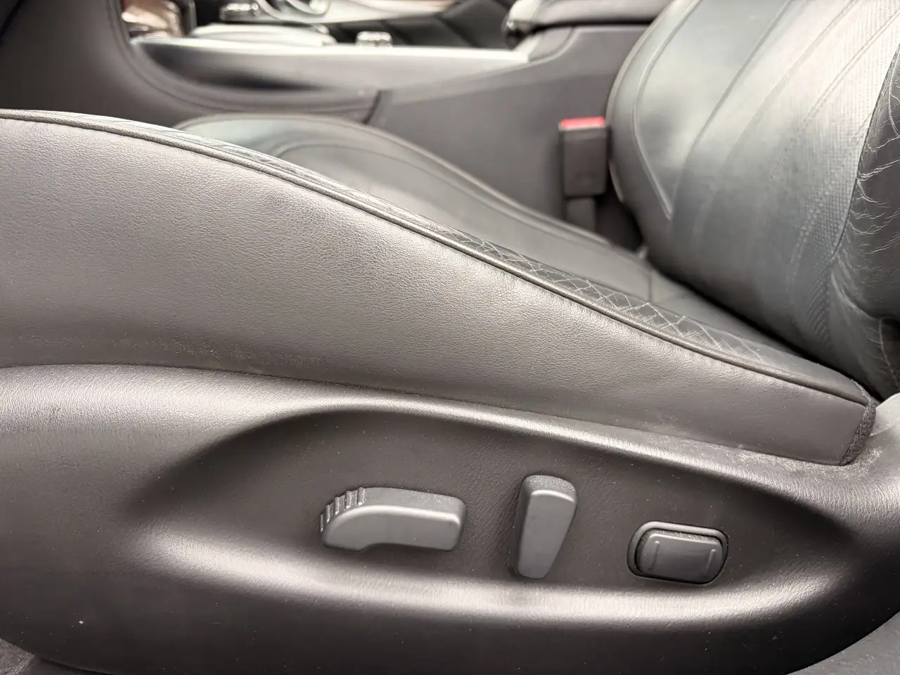 Infiniti Q70 снимка Infiniti Q70