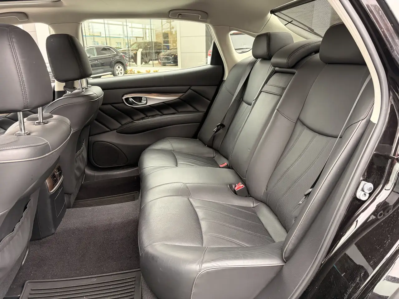 Infiniti Q70 снимка Infiniti Q70
