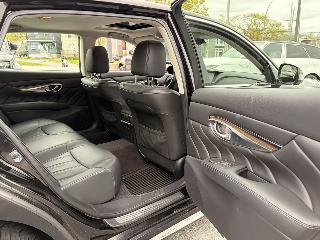 Infiniti Q70 снимка Infiniti Q70