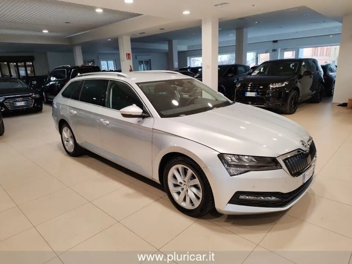 Skoda Superb 1.6 TDI SCR DSG Wagon Executive Navi Adap. Cruise Šedá - 2