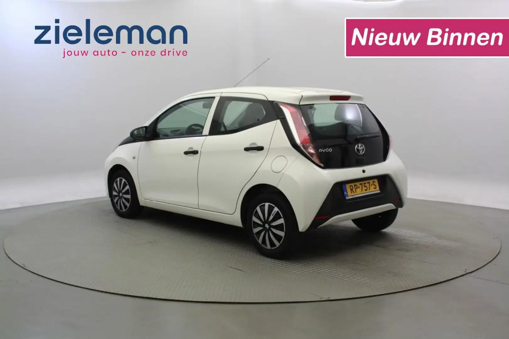 Toyota Aygo 1.0 VVT-i x-fun 5 Deurs - Airco Wit - 2