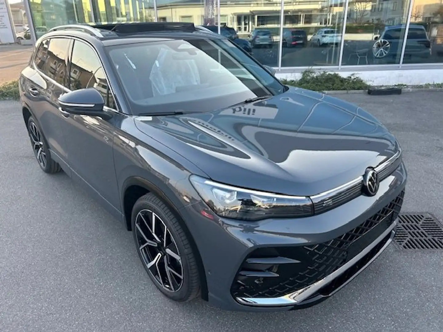 Volkswagen Tiguan 1.5 etsi R-Line Plus 150cv DSG 4 ANNI GARANZIA Grigio - 2