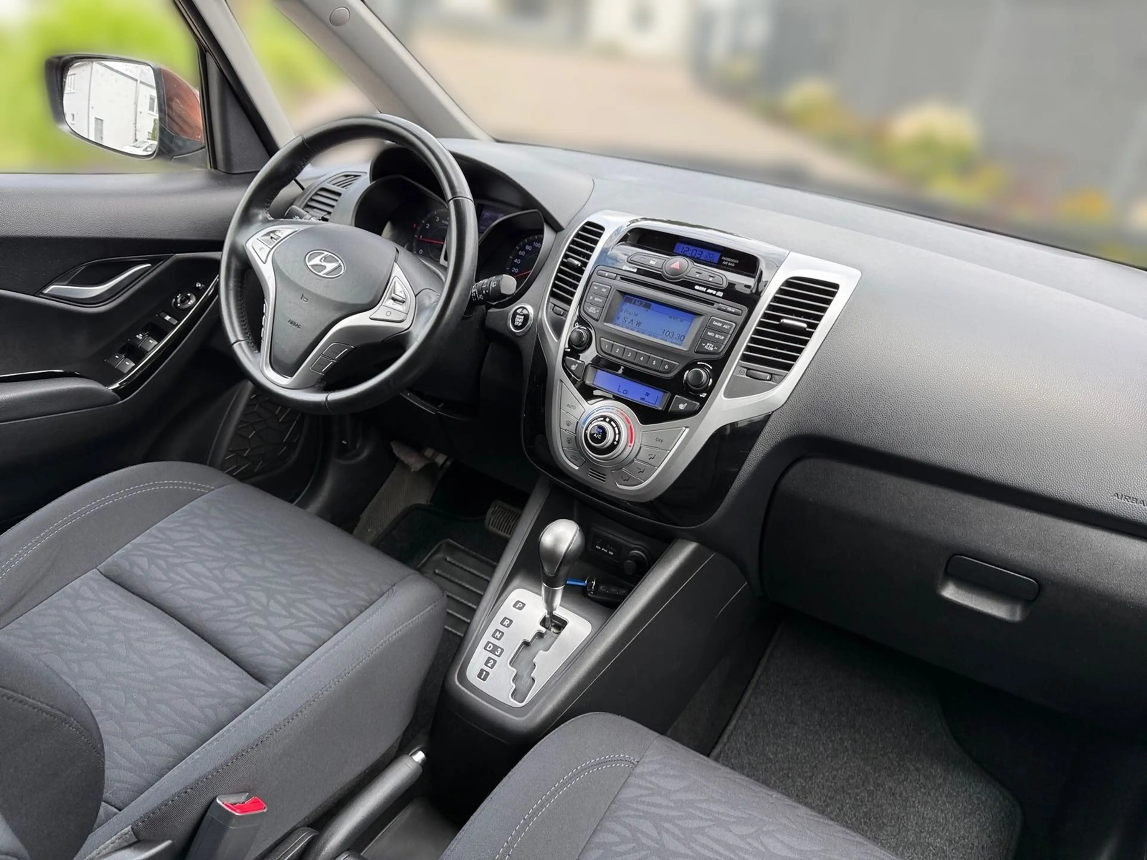 Hyundai iX20 1.6 Automatik Sitzheizung AHK PDC Bluetooth — photo 14