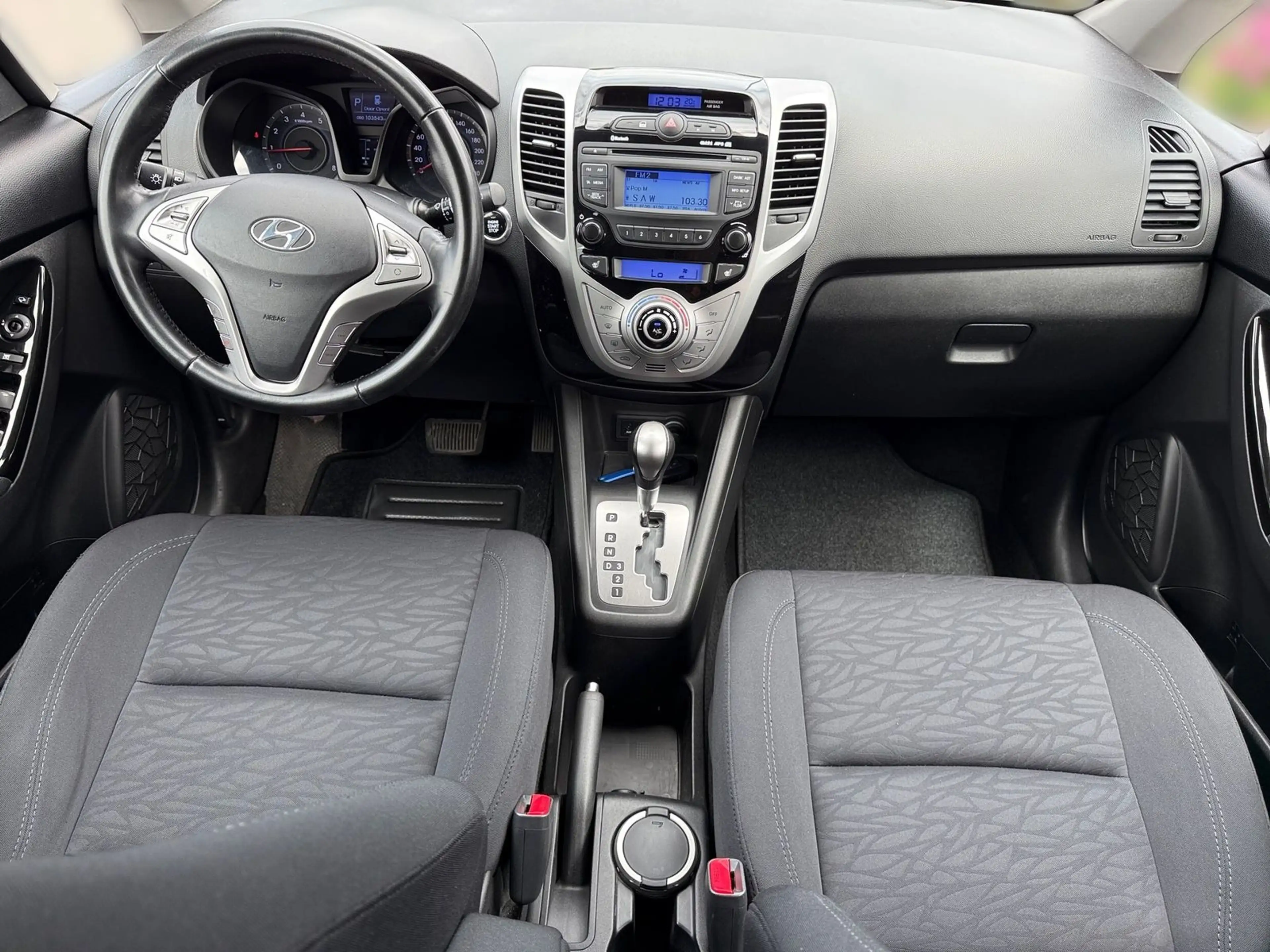 Hyundai iX20 1.6 Automatik Sitzheizung AHK PDC Bluetooth — photo 12