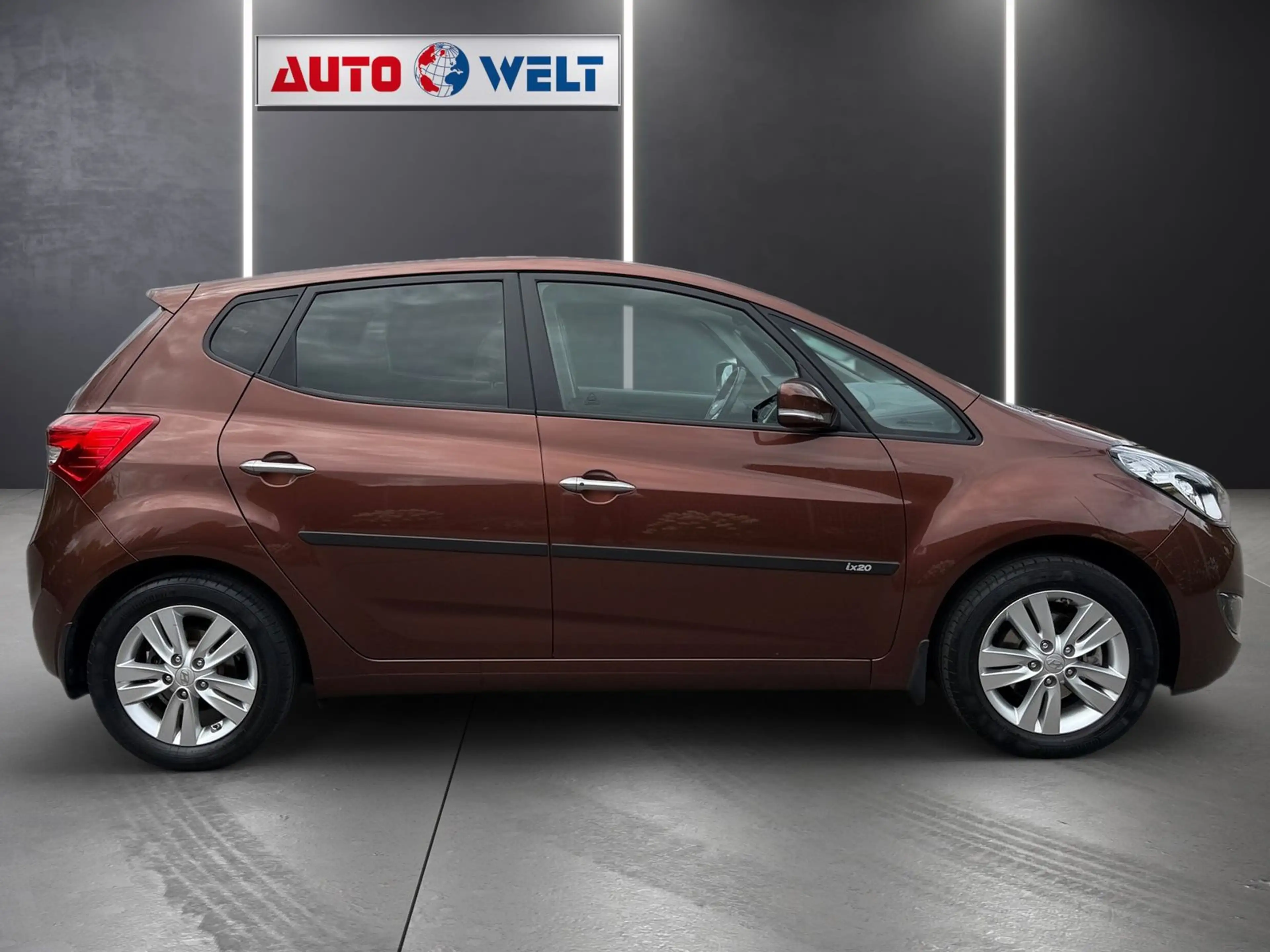 Hyundai iX20 1.6 Automatik Sitzheizung AHK PDC Bluetooth — photo 3