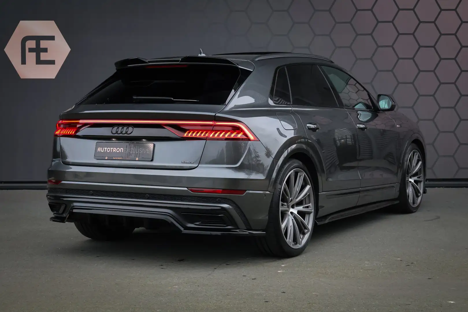 Audi Q8 60 TFSI e quattro Pro Line S Competition ADAPTIVE Grau - 2