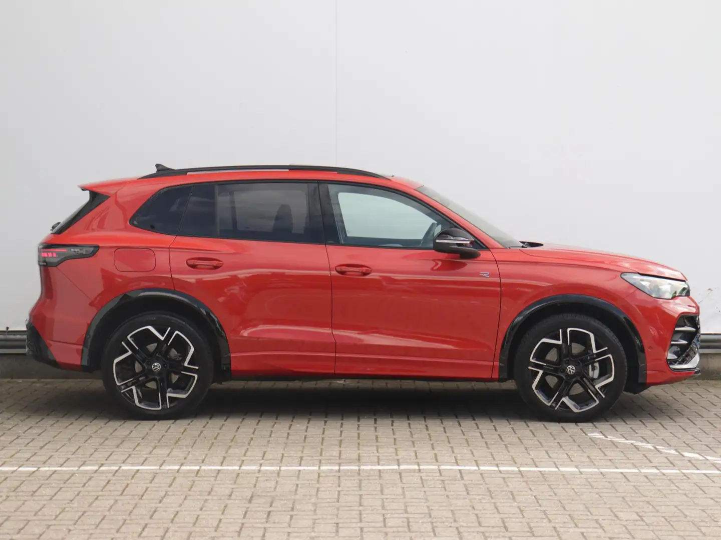 Volkswagen Tiguan 1.5 eHybrid R-Line Edition | Trekhaak | 360 Camera Rood - 2