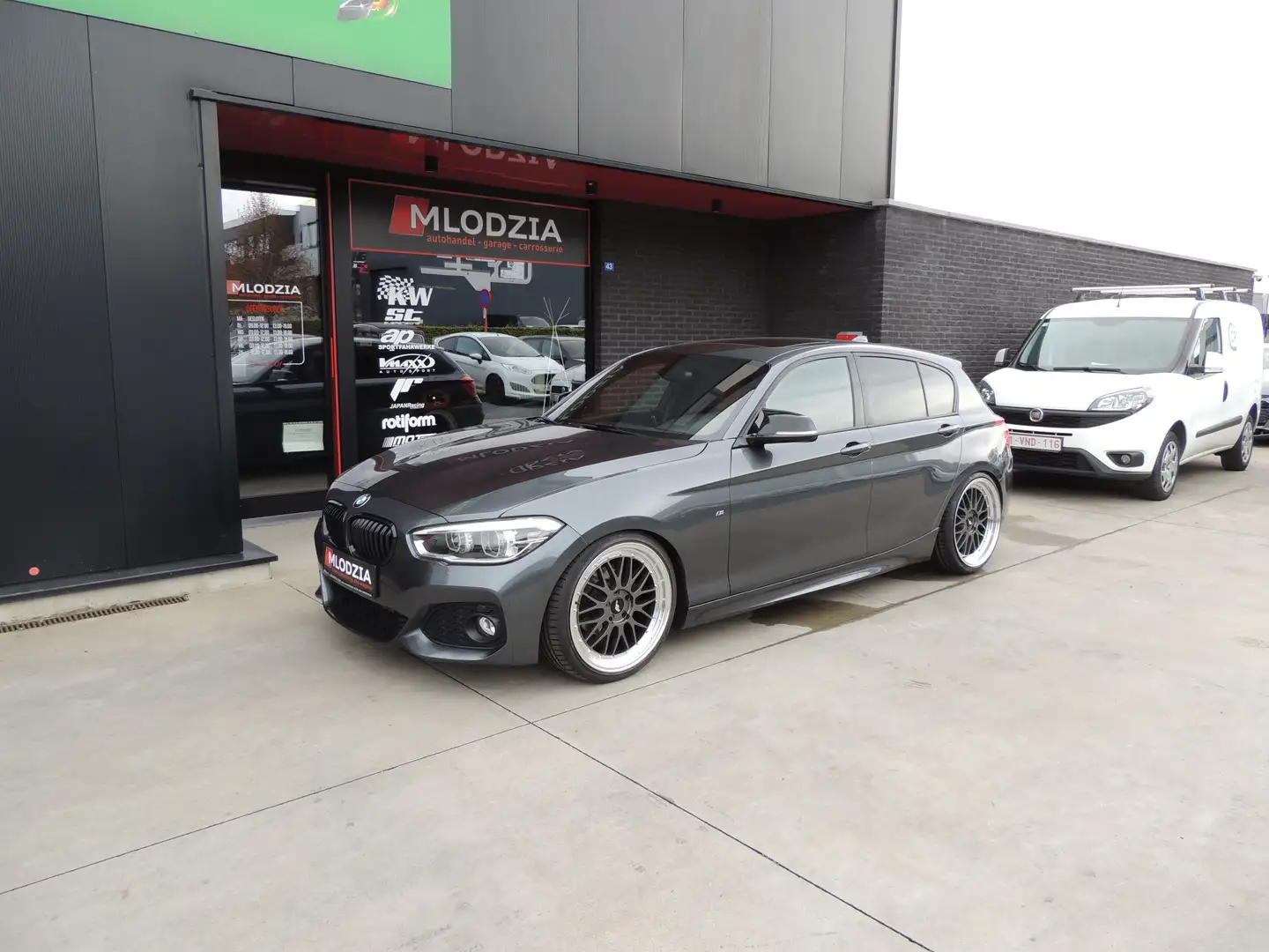 BMW 118 steptronic M pakket TUNED Vmaxx + 19“ breedset J Gris - 1