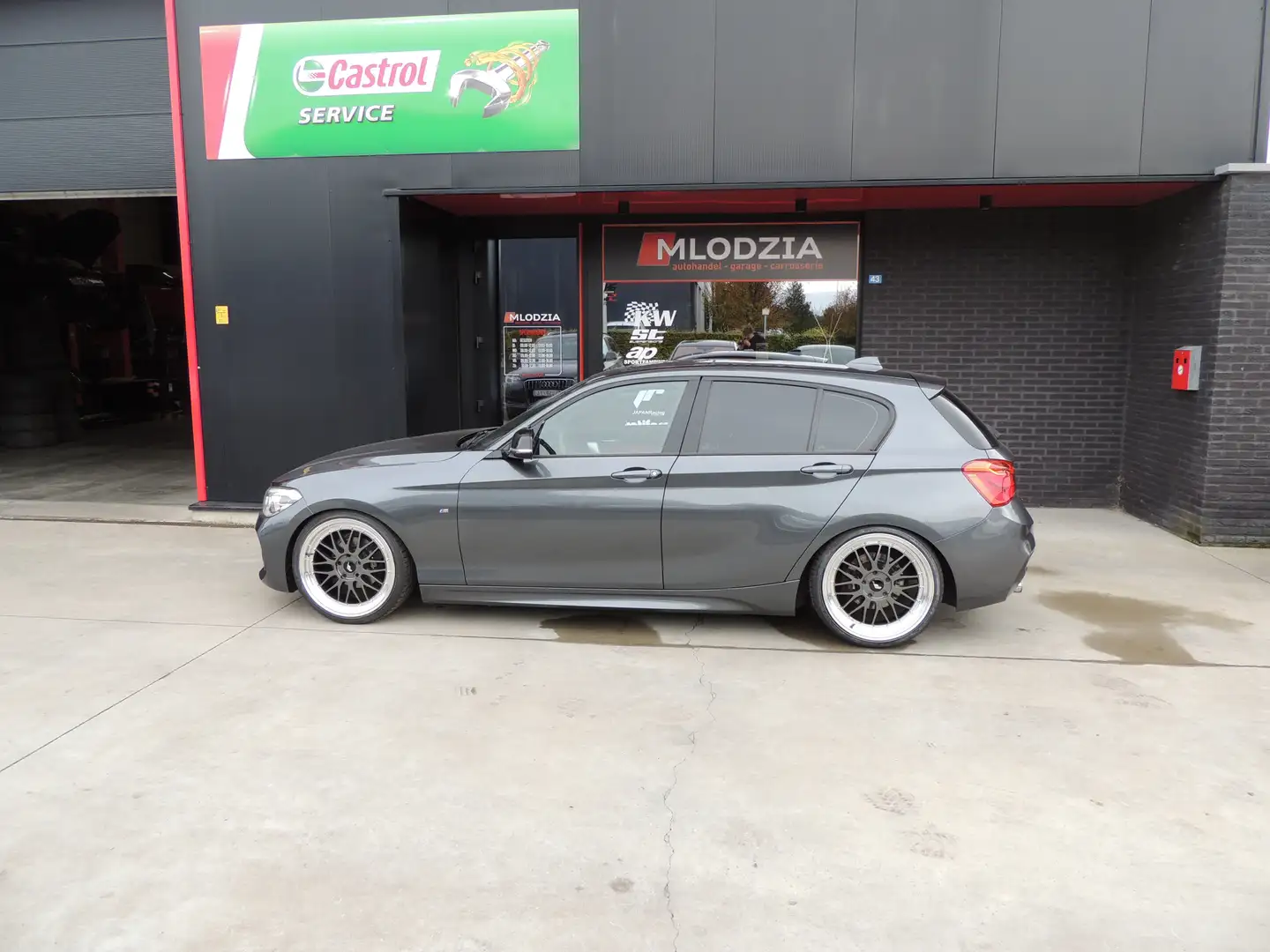 BMW 118 steptronic M pakket TUNED Vmaxx + 19“ breedset J Gris - 2